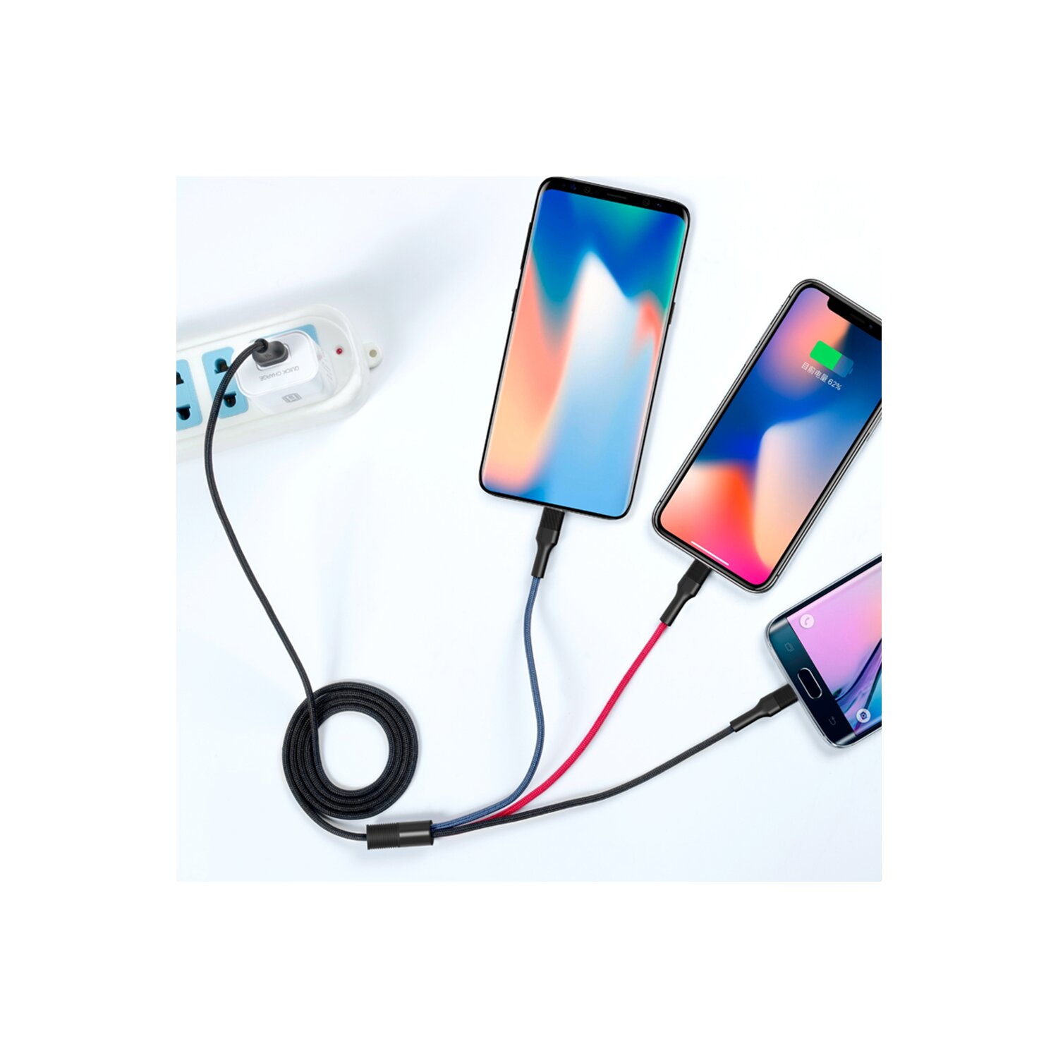 Drei Telefone, die über USB-Kabel von einer Steckdosenleiste geladen werden, eines lädt.