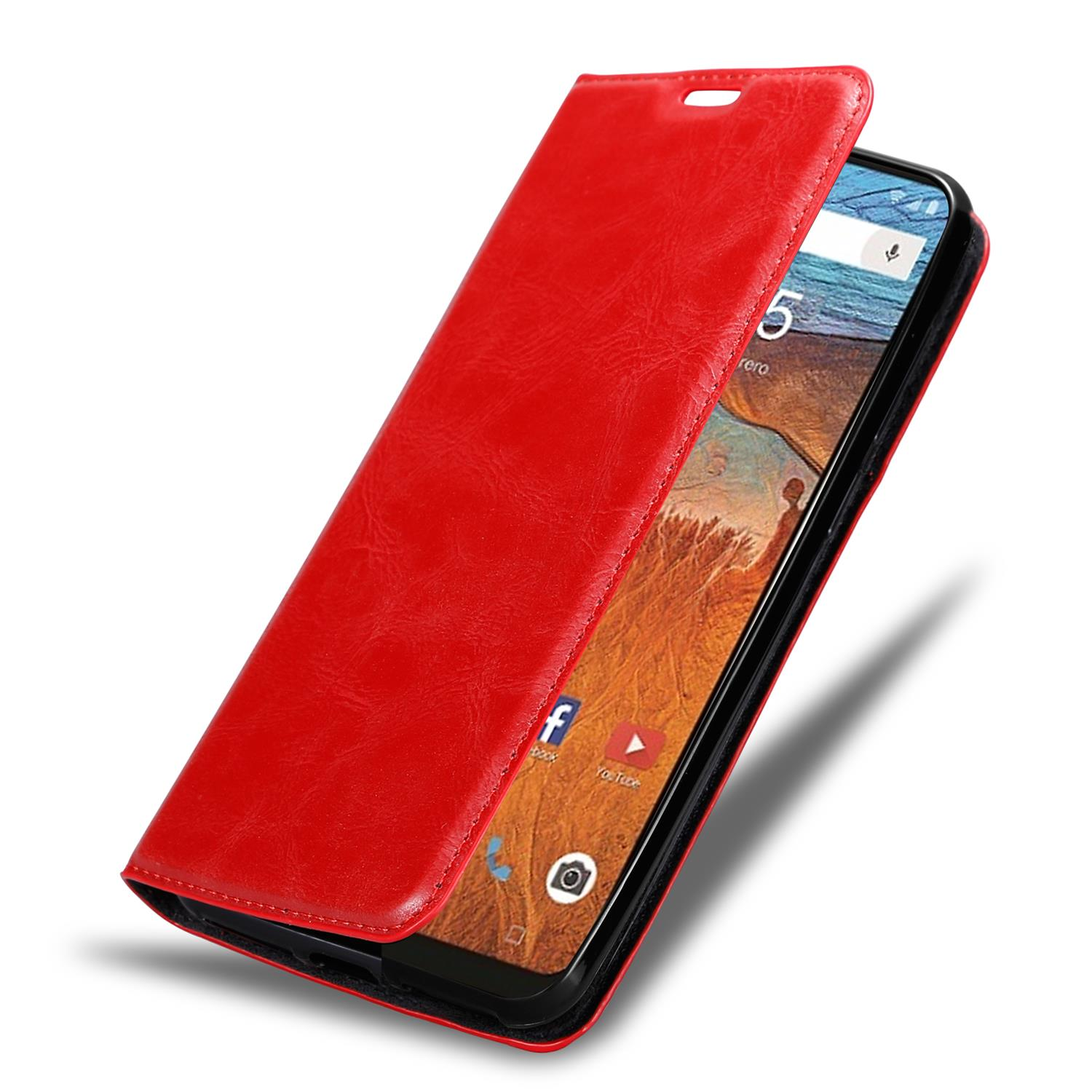Rote Handyhülle geöffnet, um ein Telefon zu zeigen. Telefon hat Symbole, darunter Facebook und YouTube.