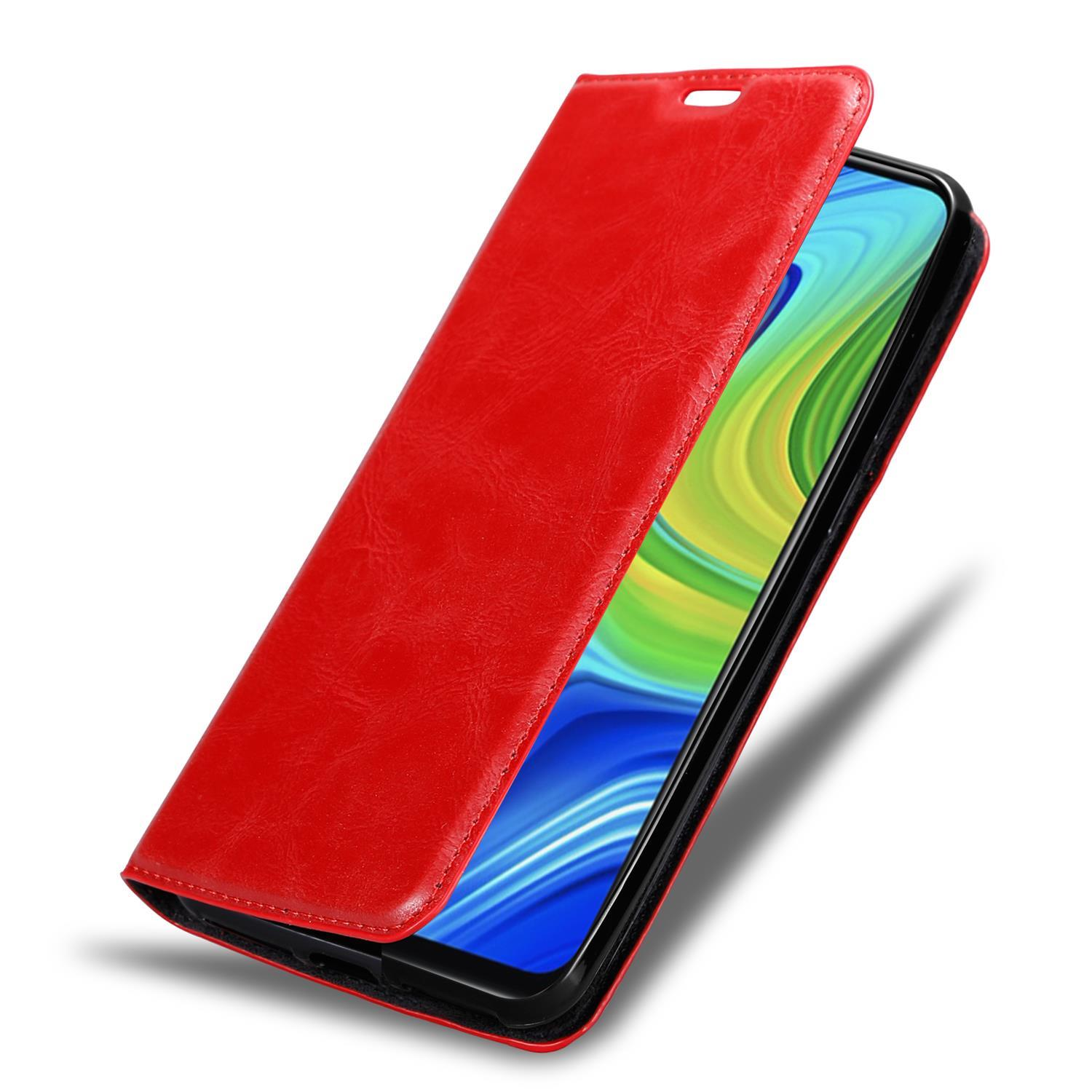 Eine rote Handyhülle geöffnet, zeigt einen Telefonbildschirm mit blauem und grünem Hintergrund.