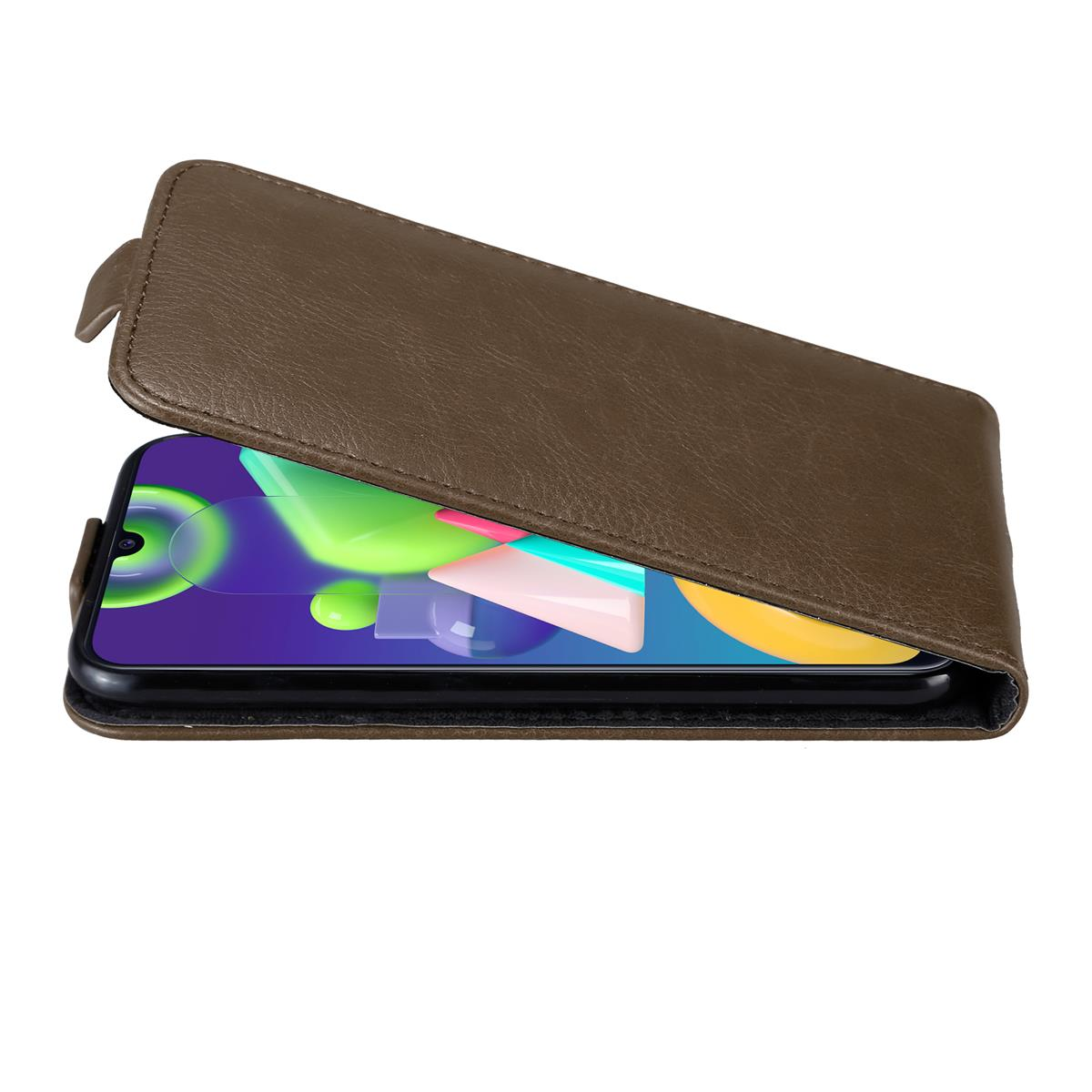 Eine braune Leder-Handyhülle mit einem Telefon darin. Die Hülle ist geöffnet.