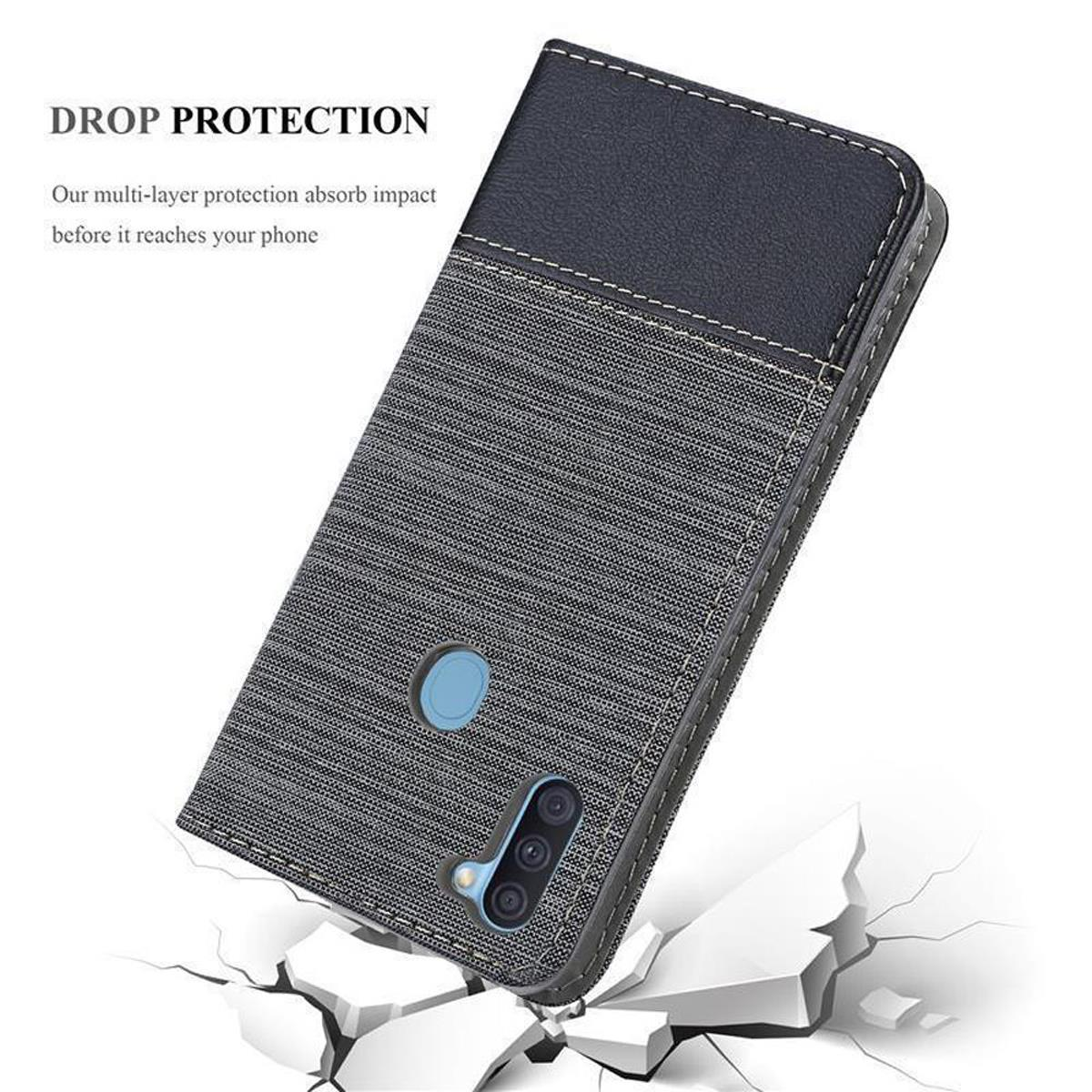 Custodia per telefono su una superficie, con il telefono all'interno. Testo: 'DROP PROTECTION'. Un effetto crepa è visibile.