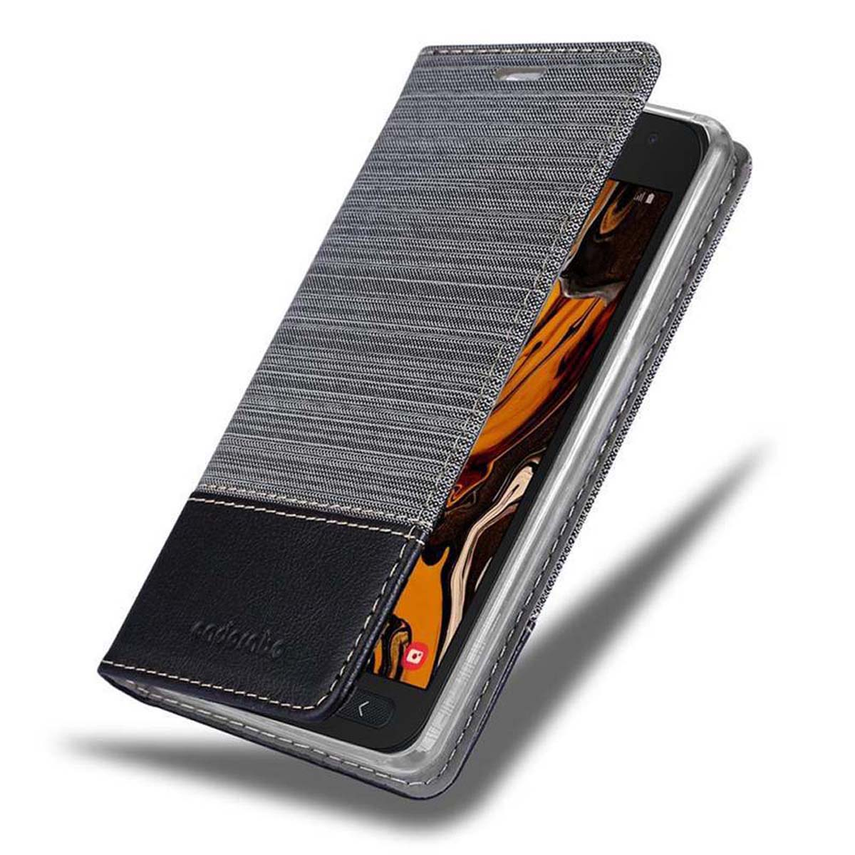 Un telefono in una custodia, aperta. La custodia è in denim e pelle nera.