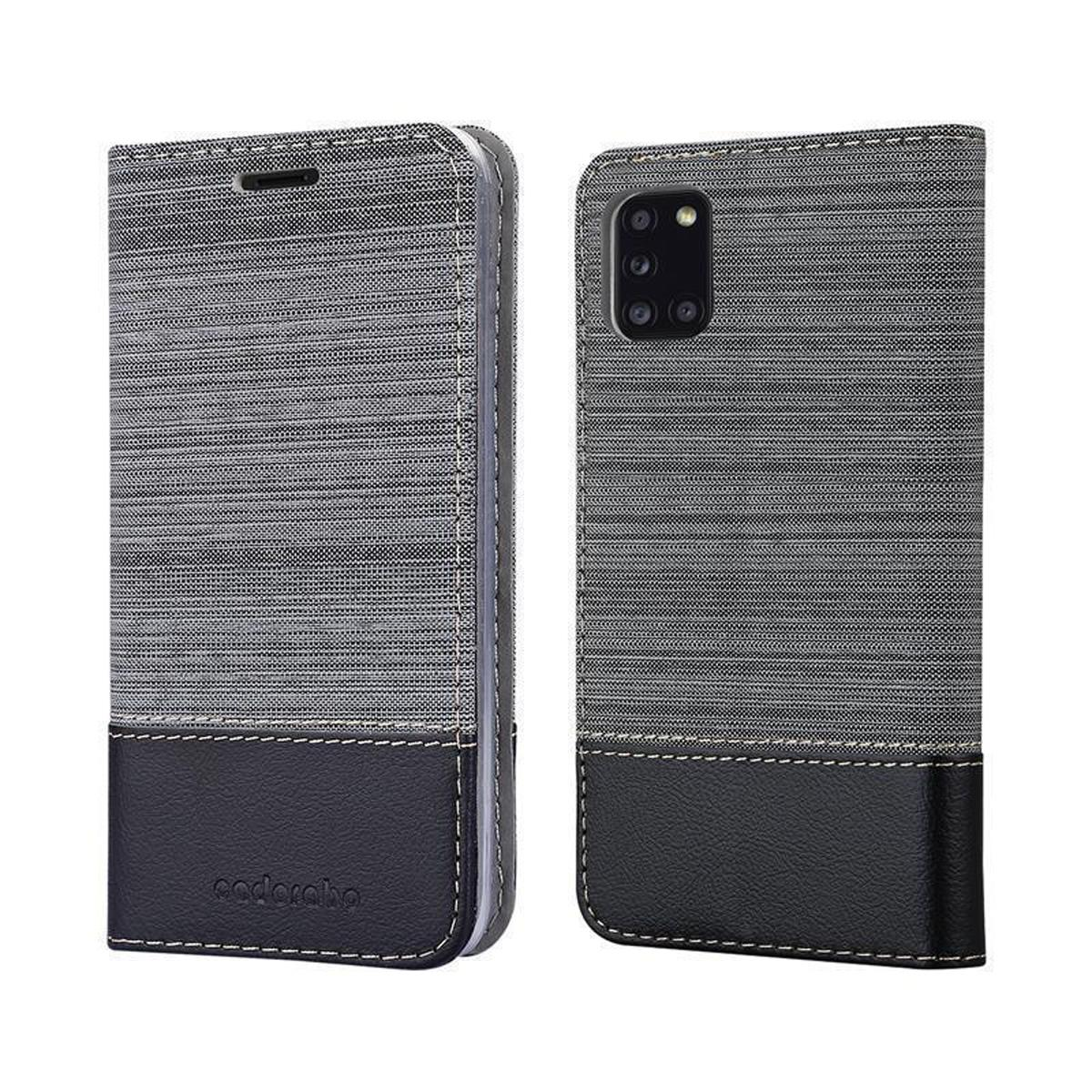 Una custodia per telefono grigia e nera, piegata. La custodia ha un design in tessuto strutturato e pelle nera.