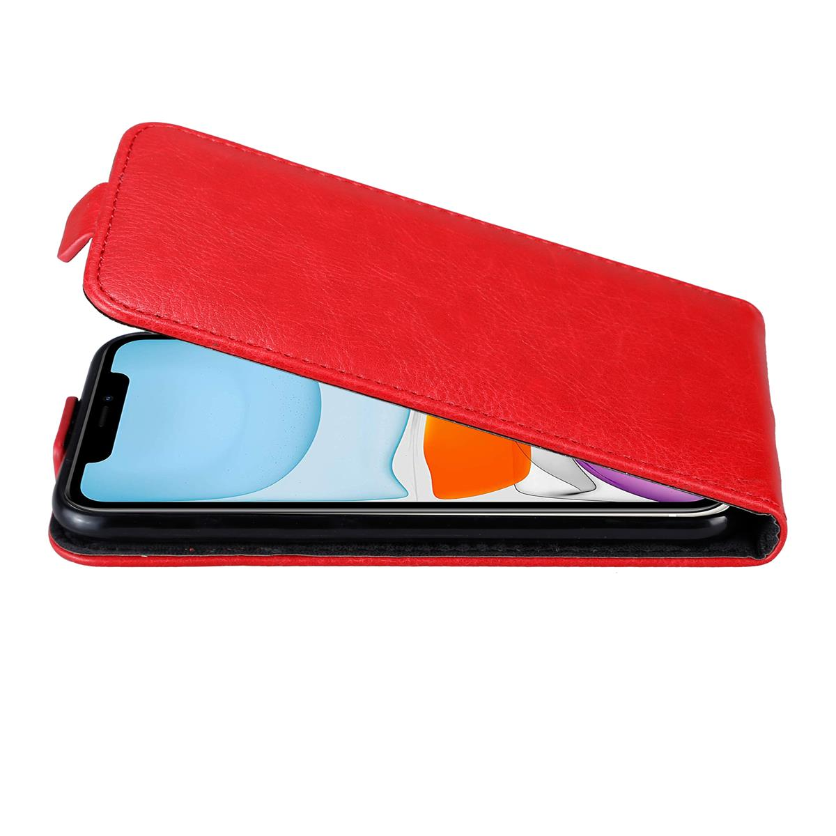 Custodia per telefono rossa, aperta, mostra un telefono. Custodia a libro con chiusura magnetica.