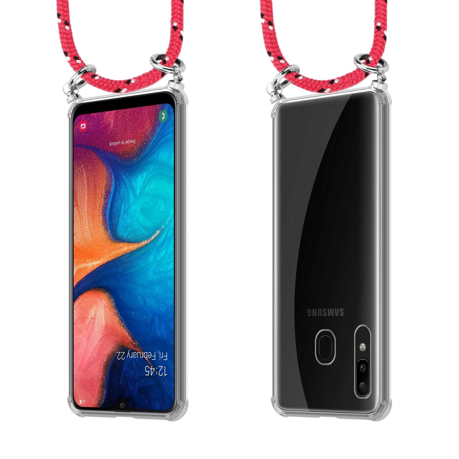 Un telefono in una custodia trasparente con un cordino rosso. Lo schermo del telefono mostra un design astratto colorato.