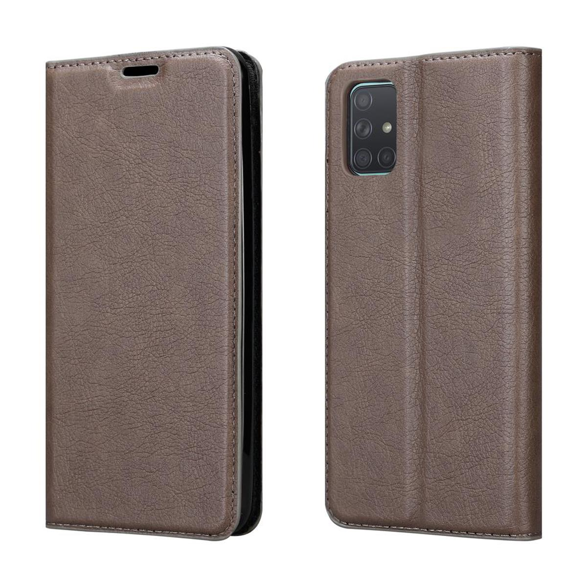 Eine braune Handyhülle geöffnet, zeigt ein Telefon auf weißem Hintergrund.