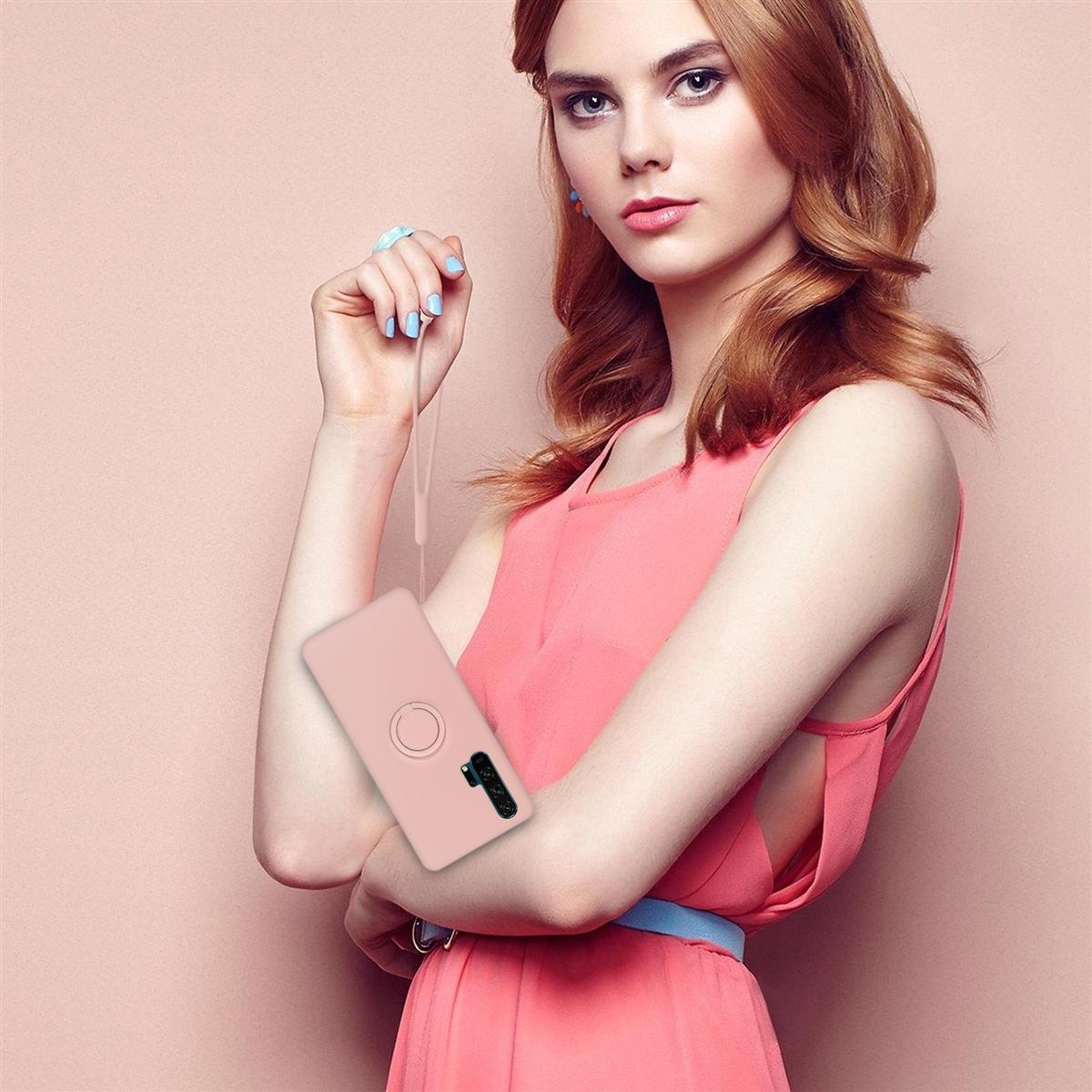 Donna che tiene un telefono in una custodia rosa. Indossa un vestito rosa.