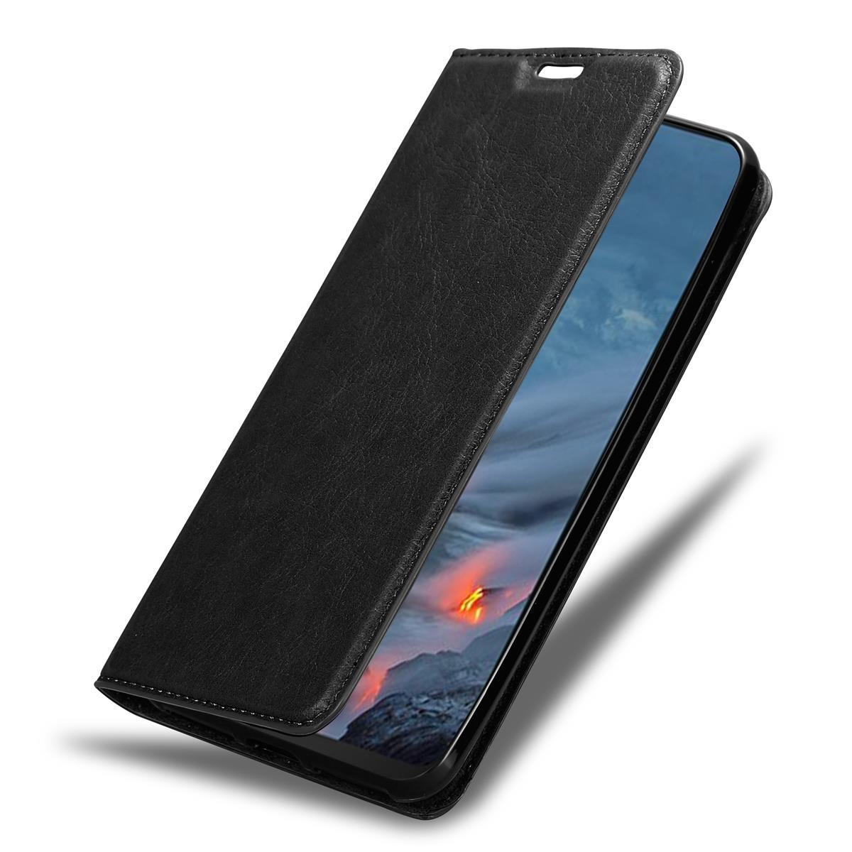 Eine schwarze Handyhülle mit einem Telefon darin. Der Bildschirm zeigt ein Landschaftsbild.