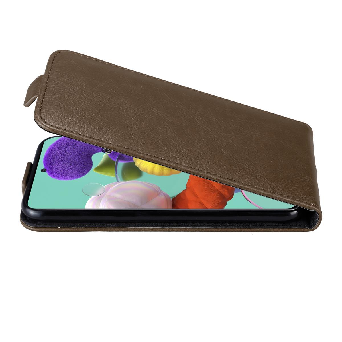 Eine braune Handyhülle mit dem Handy darin. Das Handy befindet sich in der geöffneten Position. Der Hintergrund ist weiß.
