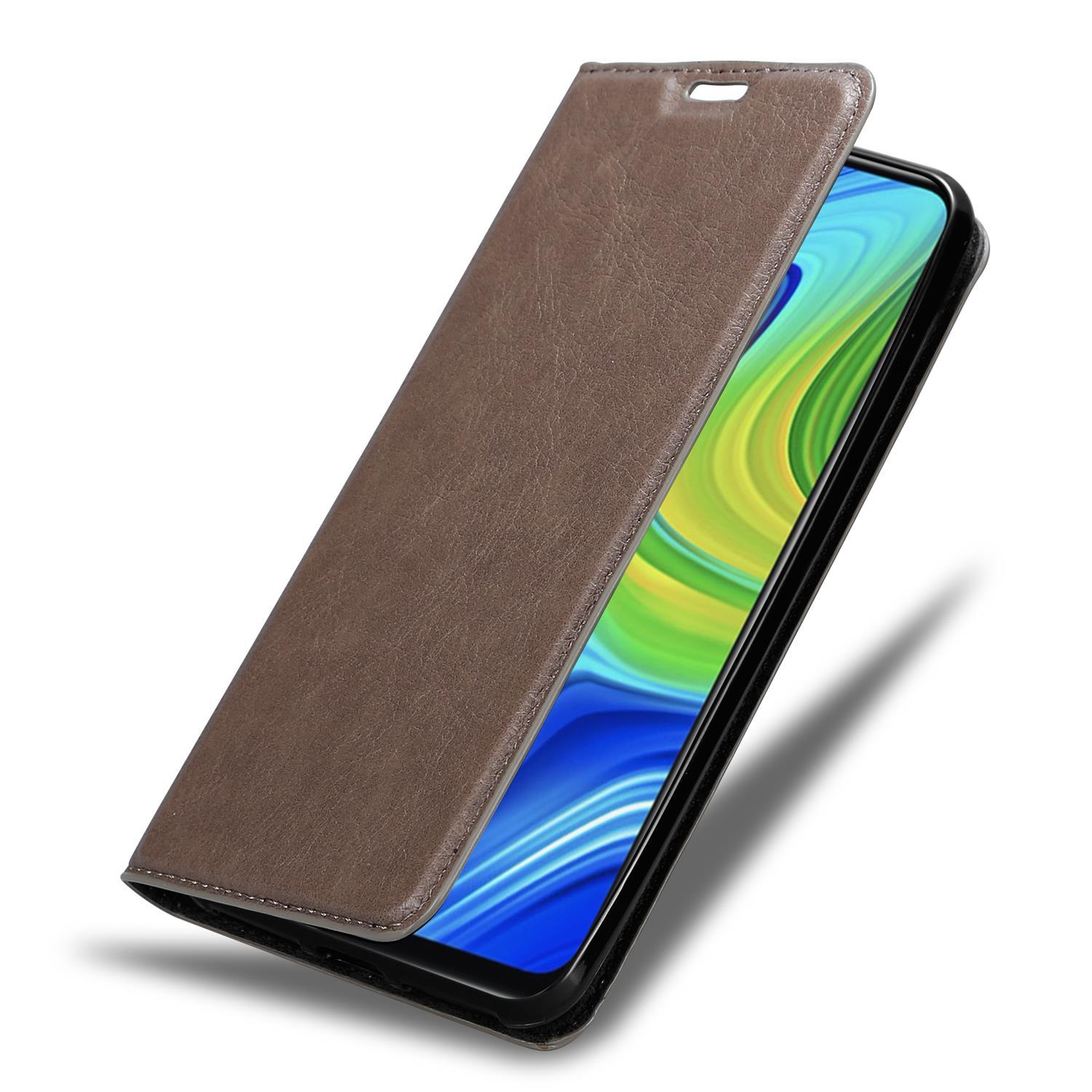 Braune Handyhülle geöffnet, mit blauem Telefonbildschirm, auf weißem Hintergrund.