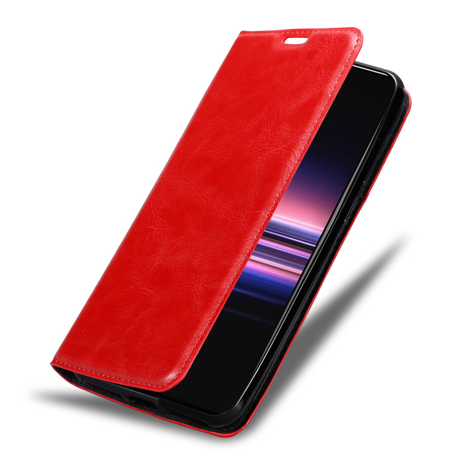 Eine rote Handyhülle mit dem Telefon darin, die Hülle ist offen und zeigt den Telefonbildschirm.
