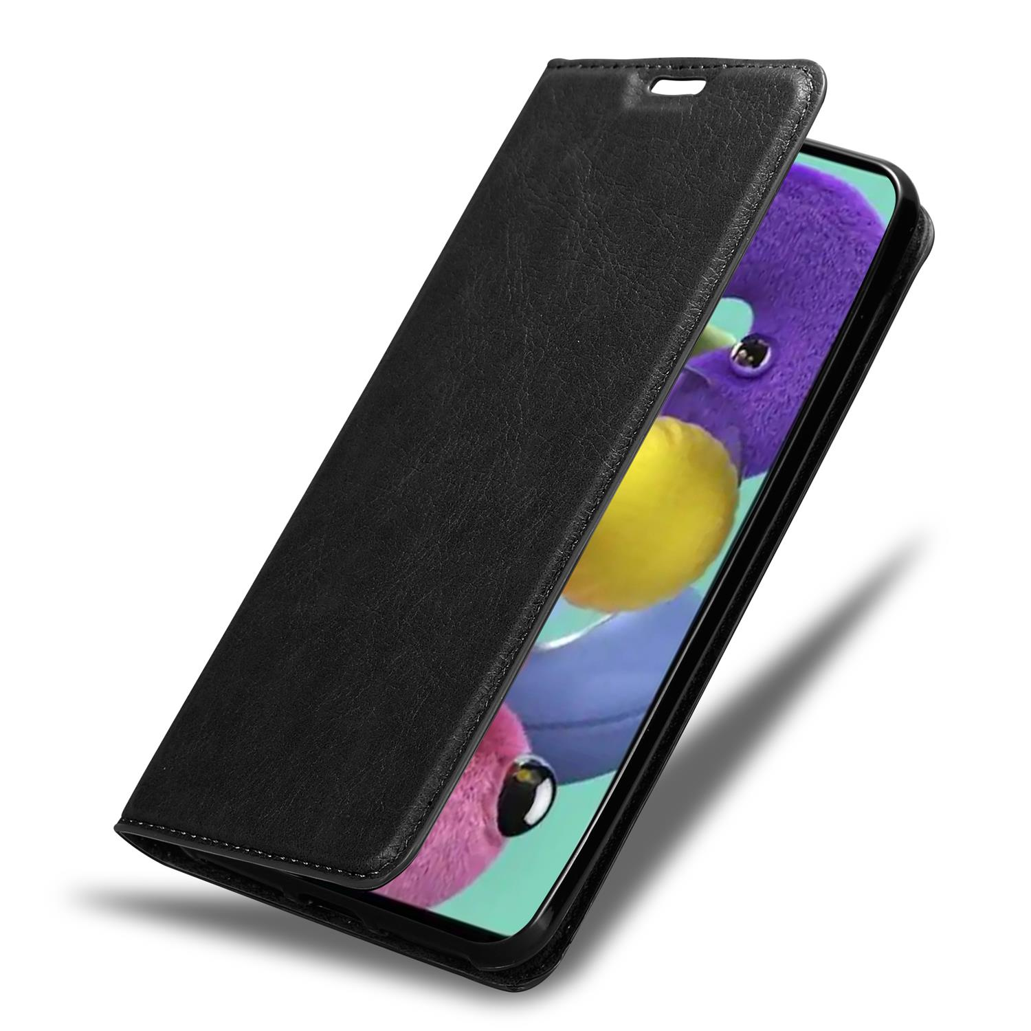 Schwarze Leder-Flip-Handyhülle, offen. Zeigt den Telefonbildschirm. Schwarzes Gehäuse, schwarzes Telefon, weißer Innenraum.