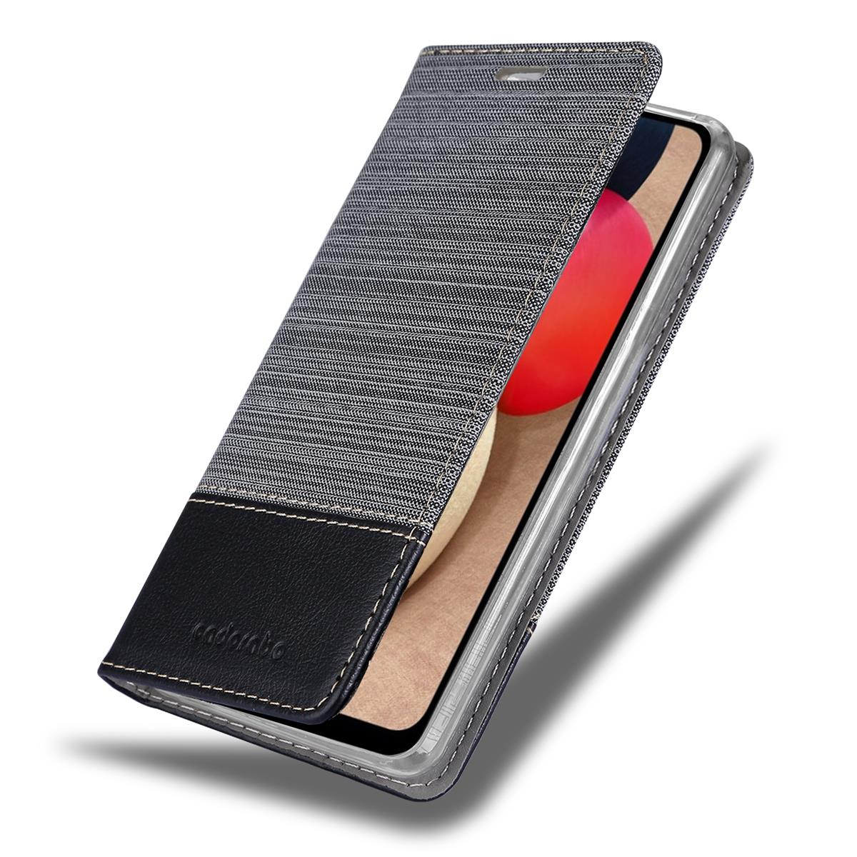Eine Handyhülle ist geöffnet und zeigt ein Telefon. Die Hülle ist grau und schwarz mit Nähten.