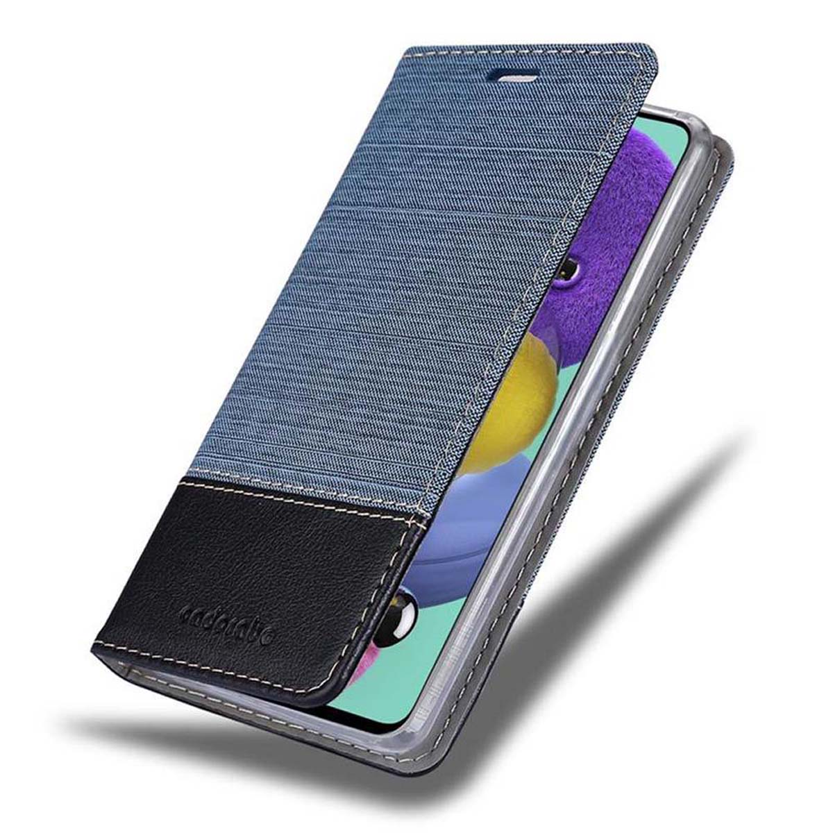 Una custodia per telefono in denim e nero con un telefono all'interno.