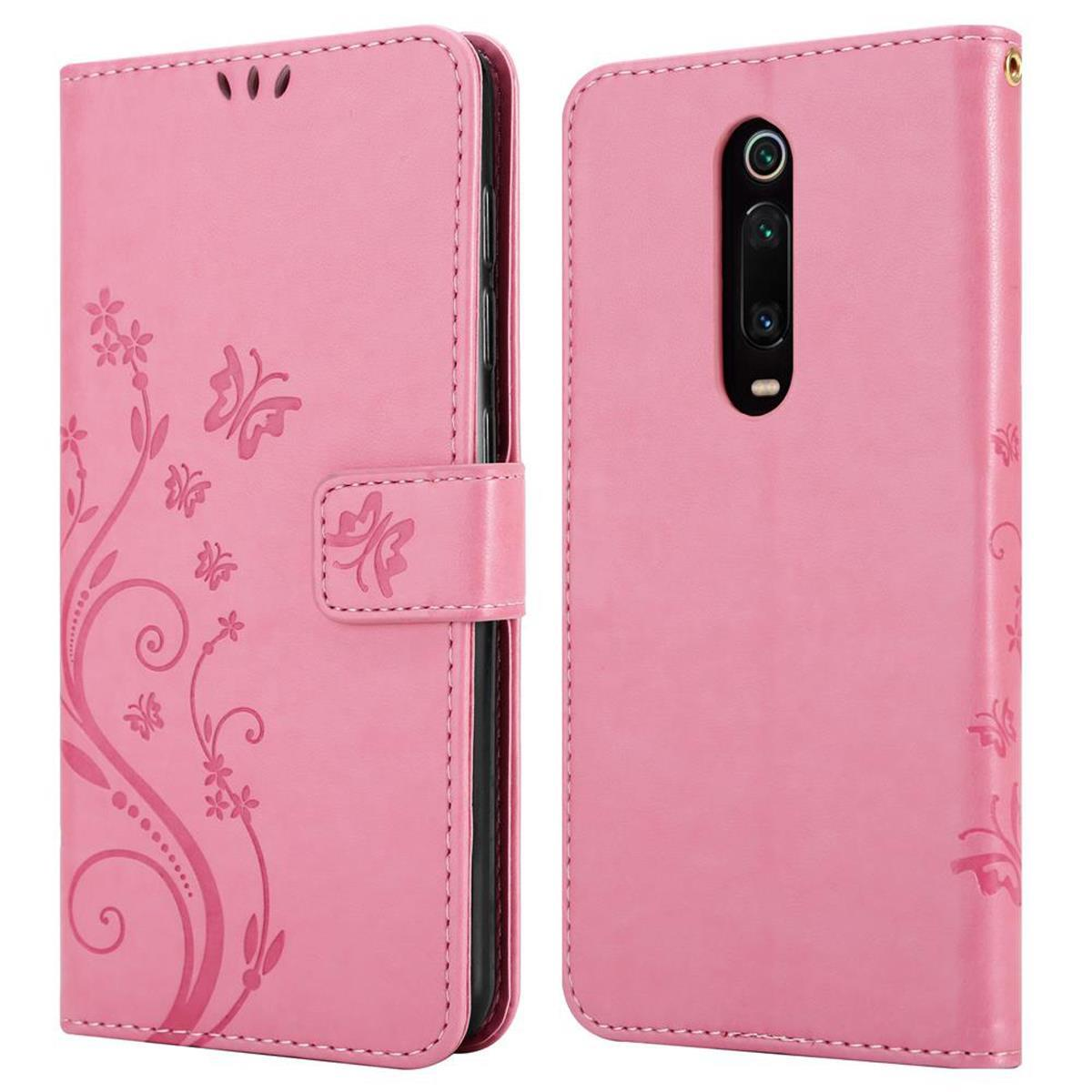 Custodia per telefono rosa, aperta e chiusa. Design floreale sul lato sinistro.