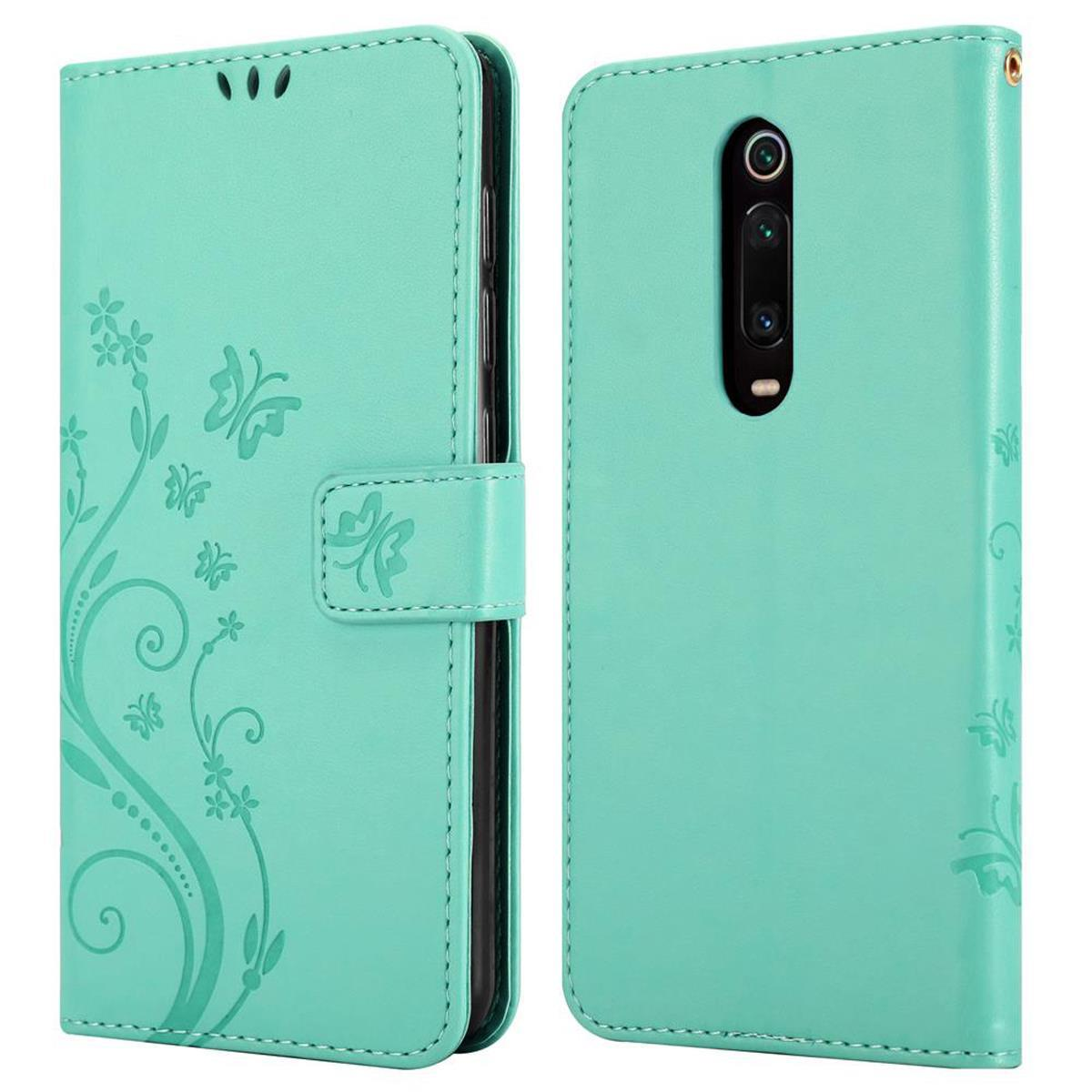 Custodia per telefono verde menta con design a farfalla e floreale. Custodia aperta accanto a quella chiusa.