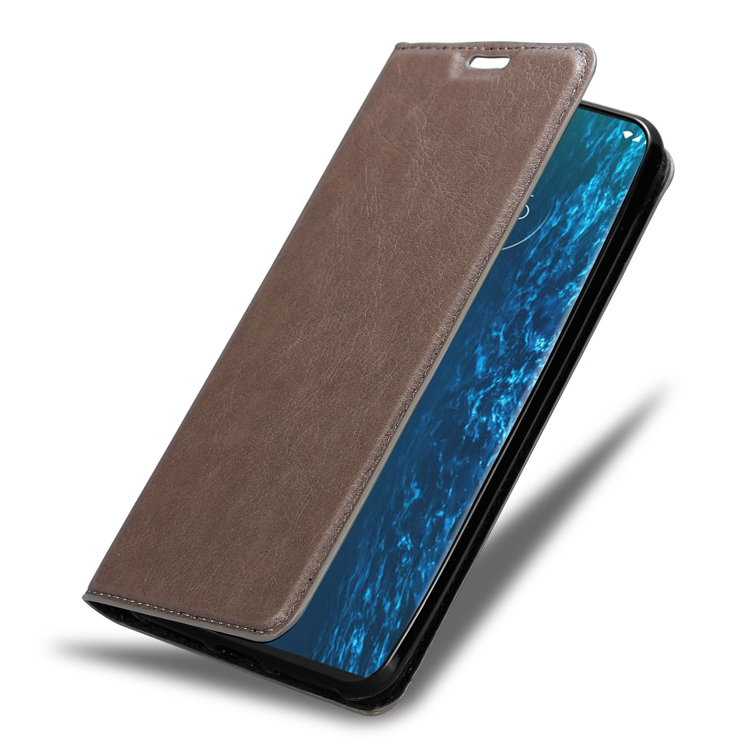 Braune Handyhülle mit einem Telefon darin. Der Bildschirm zeigt ein blaues Muster.