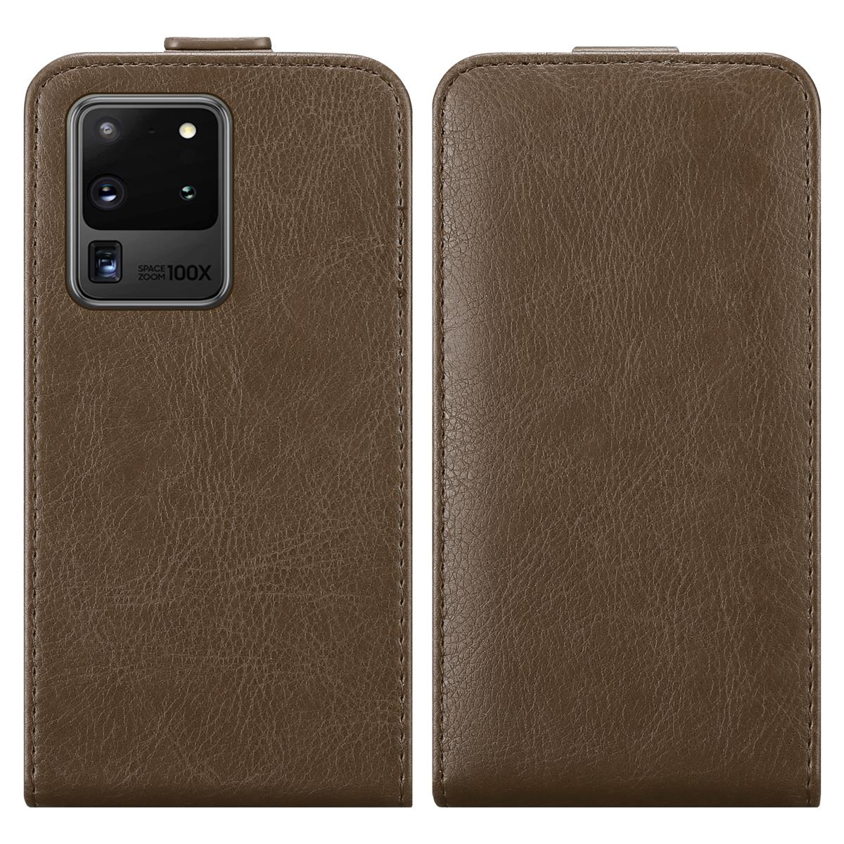 Custodia in pelle marrone con ritaglio per fotocamera. Il telefono è mostrato in due posizioni.