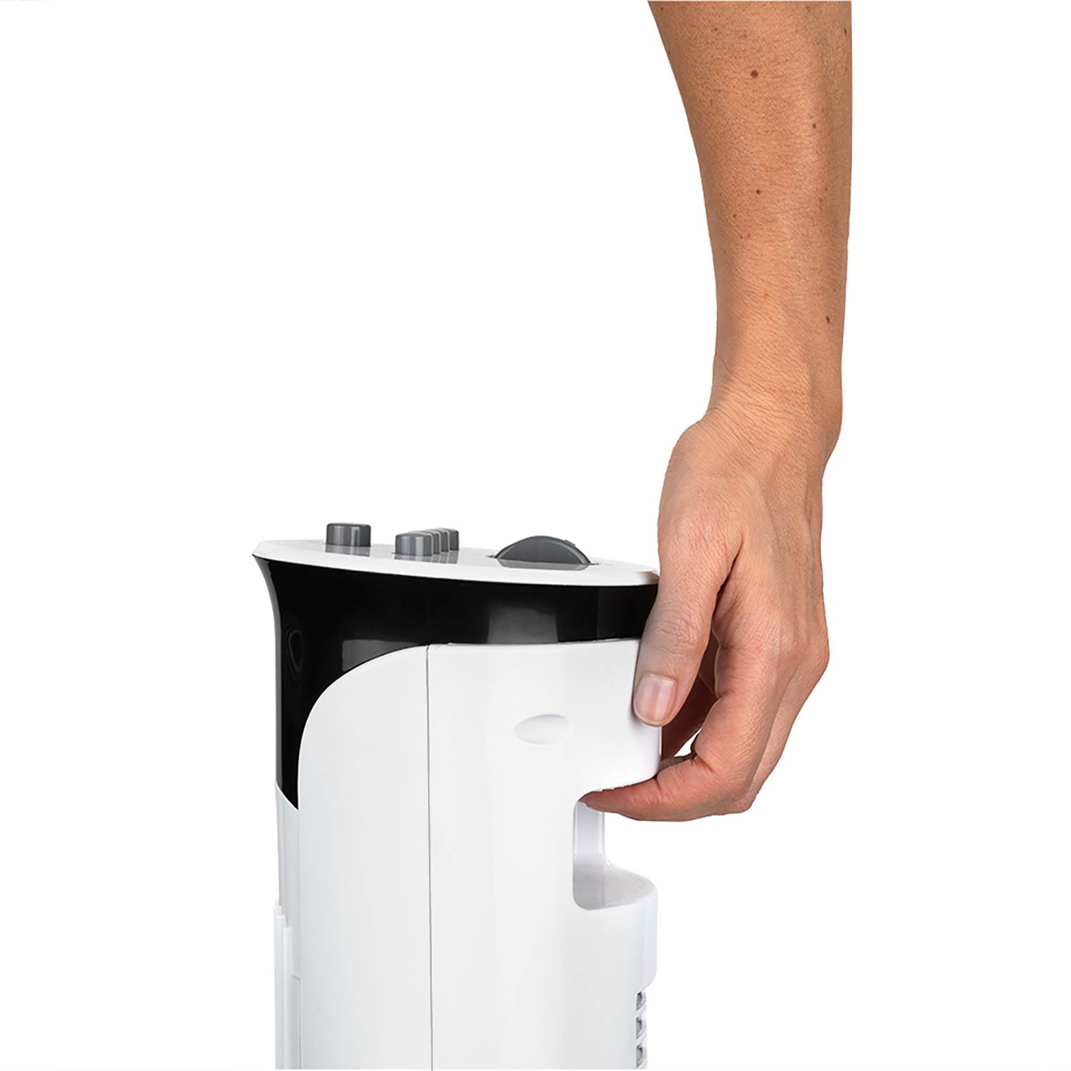 Eine Hand, die die Oberseite eines weiß-schwarzen Ventilators hält. Weißer Hintergrund.