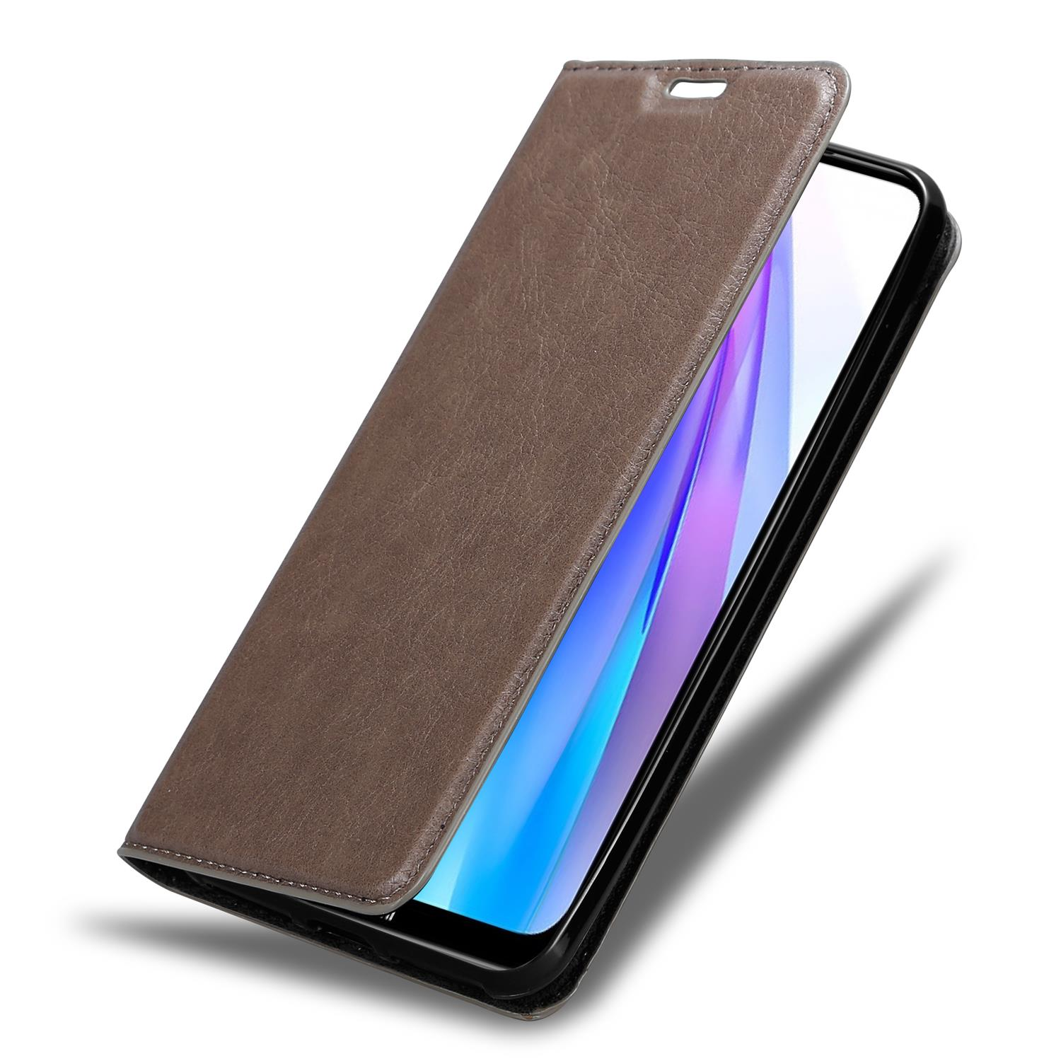 Braune Leder-Handyhülle geöffnet, zeigt ein Telefon mit blauem und weißem Bildschirm.
