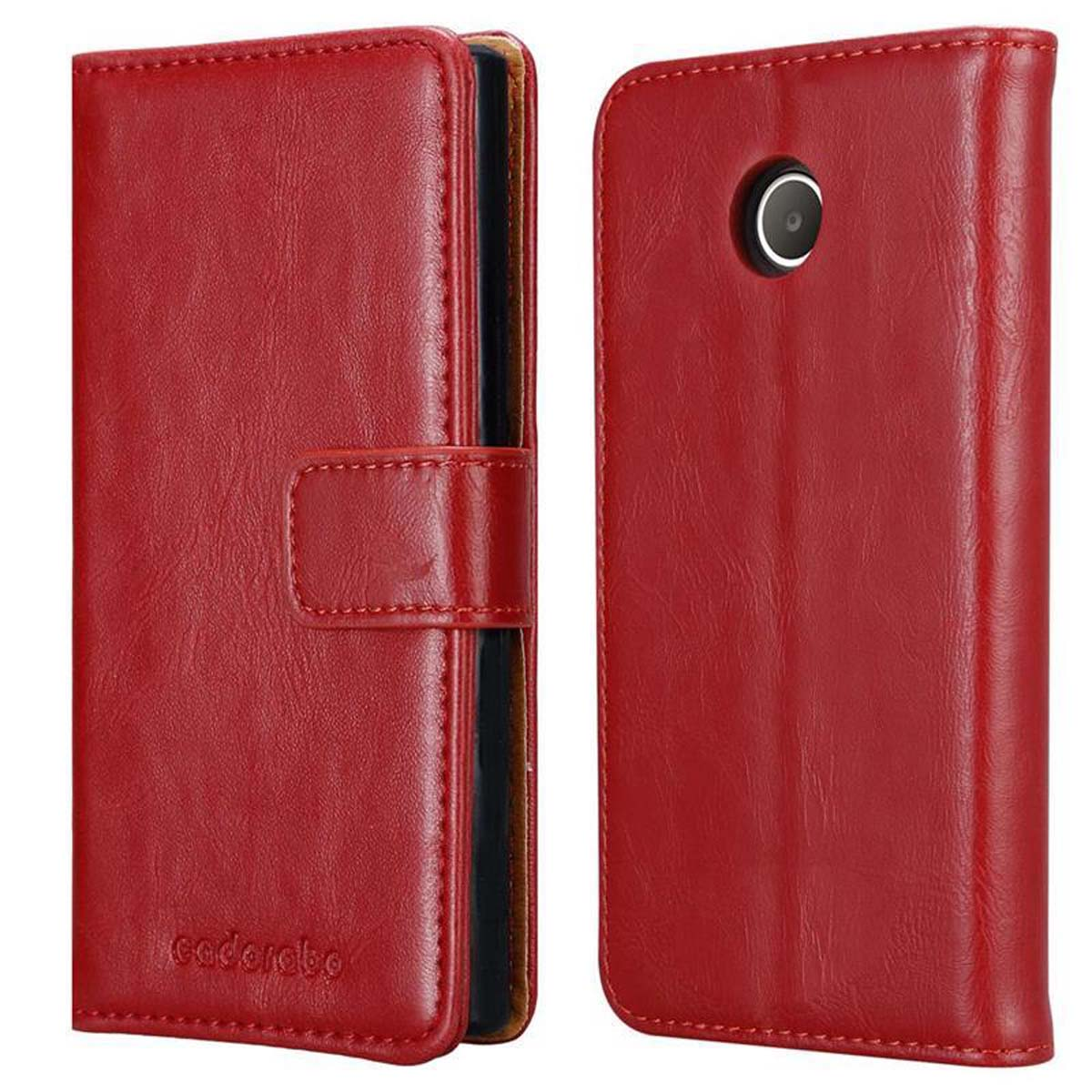 Custodia rossa per telefono chiusa e aperta. La custodia ha una chiusura magnetica. La custodia aperta mostra l'alloggiamento del telefono.