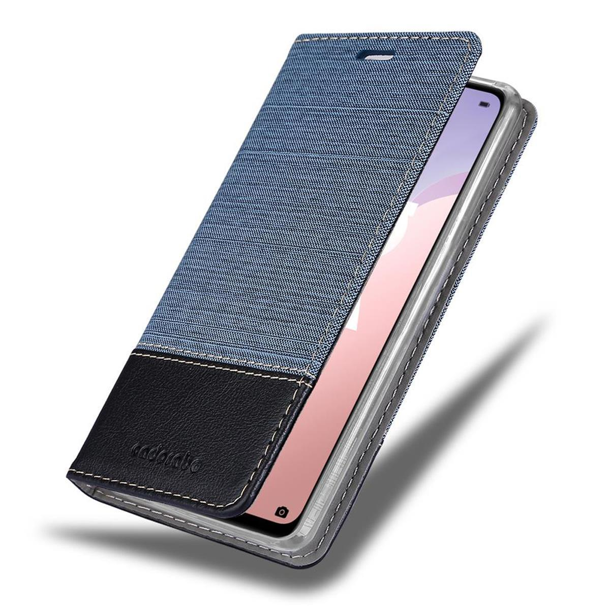 Jeans und schwarze Handyhülle, offen, zeigt Telefonbildschirm. Grauer Rand und weißer Hintergrund.