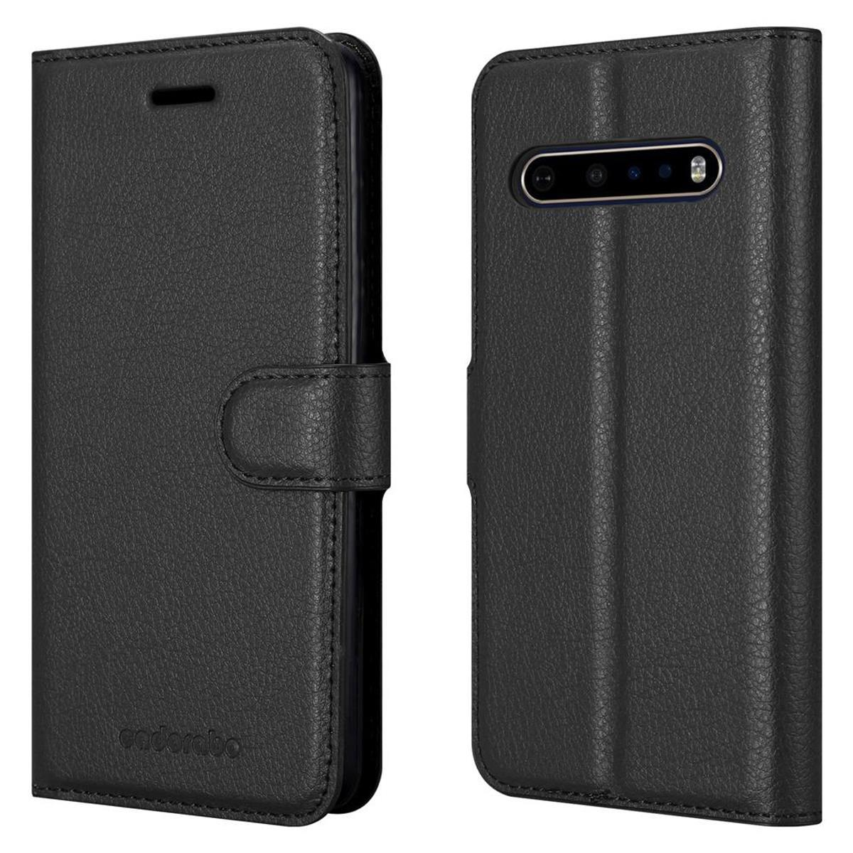 Custodia per telefono in pelle nera, aperta e chiusa. Ha una chiusura magnetica e uno slot per schede.