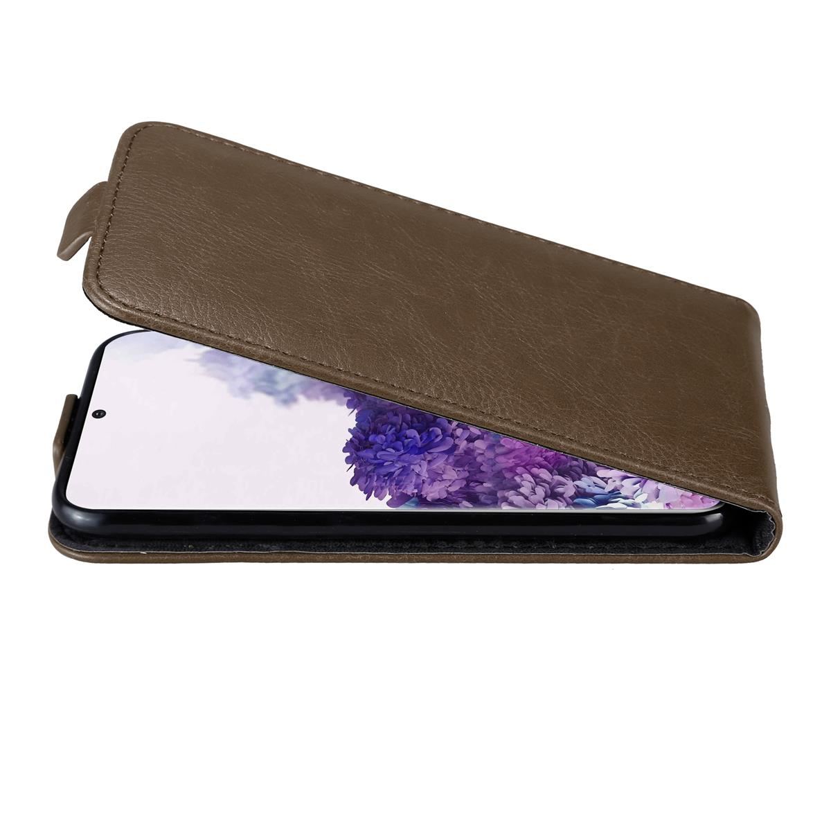 Custodia marrone con telefono all'interno, aperta, mostra lo schermo, su sfondo bianco.