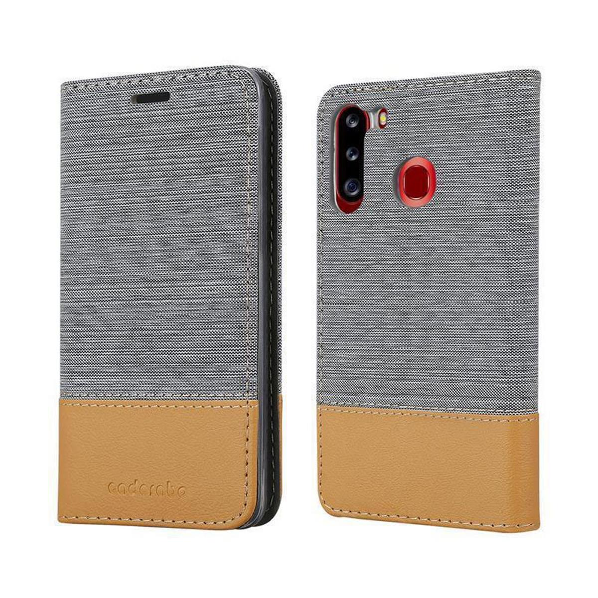 Custodia per telefono, chiusa e aperta, tessuto grigio, base in pelle marrone. Il marchio è visibile.