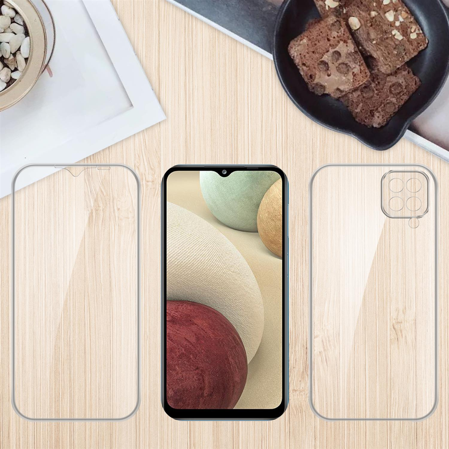 Smartphone, Displayschutzfolie und Handyhülle auf dem Holztisch. Brownies im Hintergrund.