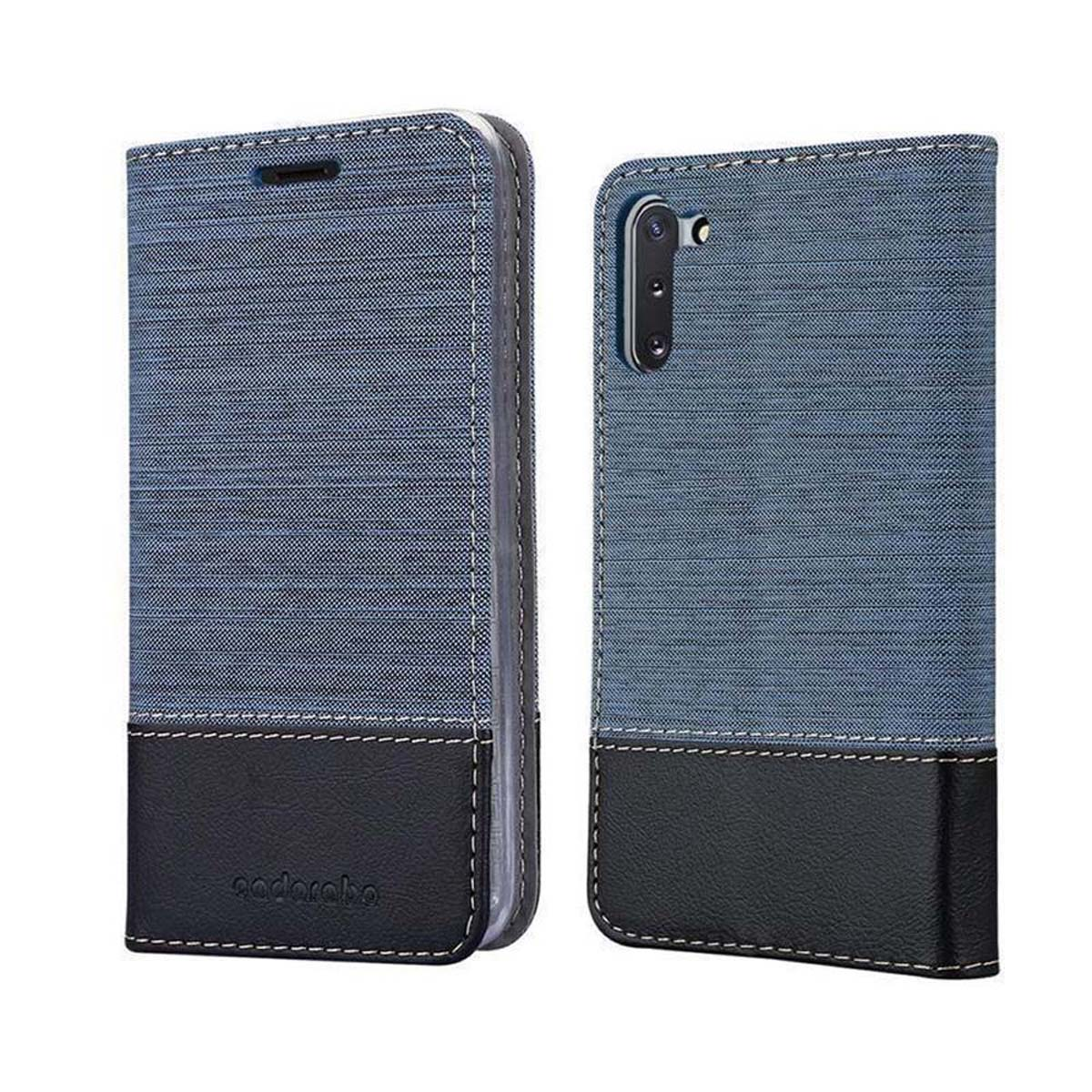 Eine blau-schwarze Jeans-Handyhülle ist geöffnet. Das Telefon ist darin, die Kamera und der Bildschirm sind sichtbar.