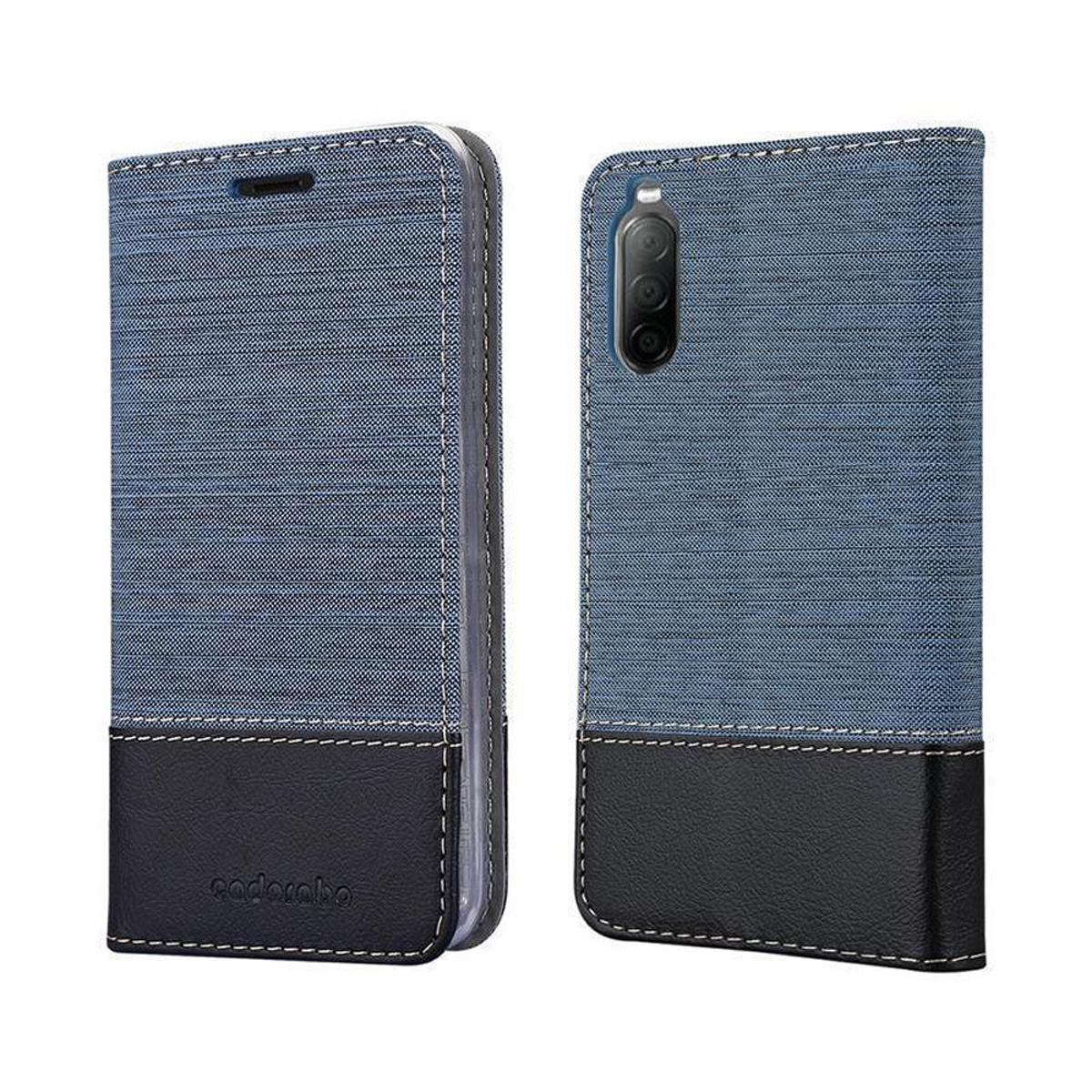 Custodia per telefono in denim e nera. Aperta, con un telefono dentro.