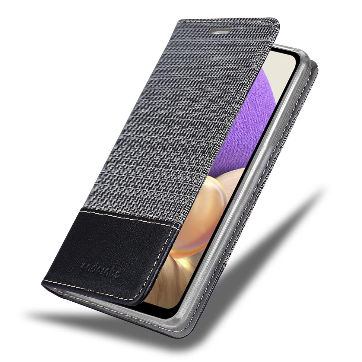 Smartphone-Hülle, geöffnet, um den Telefonbildschirm freizugeben. Die Hülle ist aus Denim und schwarzem Leder.