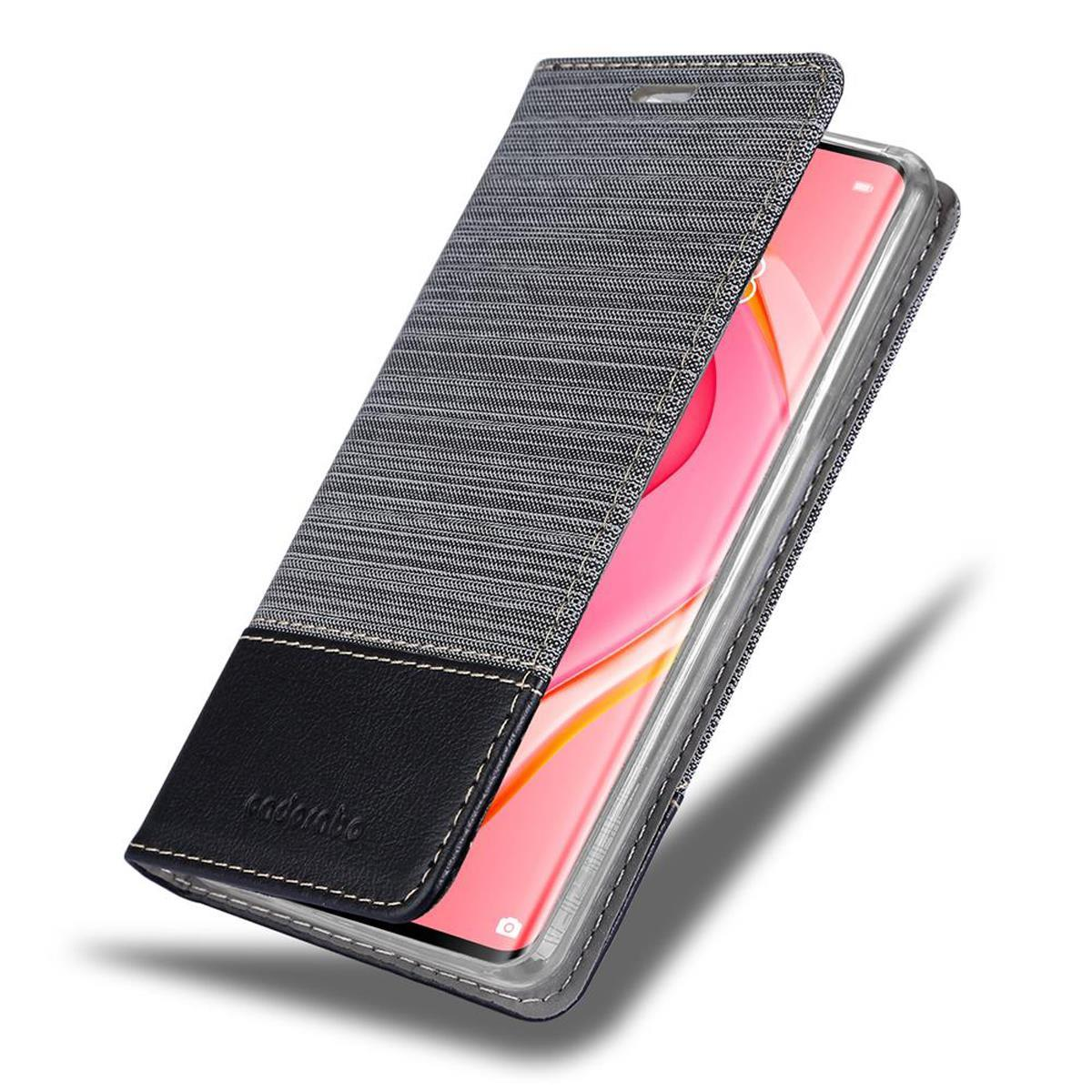 Eine Handyhülle mit blauem und schwarzem Design ist geöffnet. Das Telefon befindet sich in der Hülle.