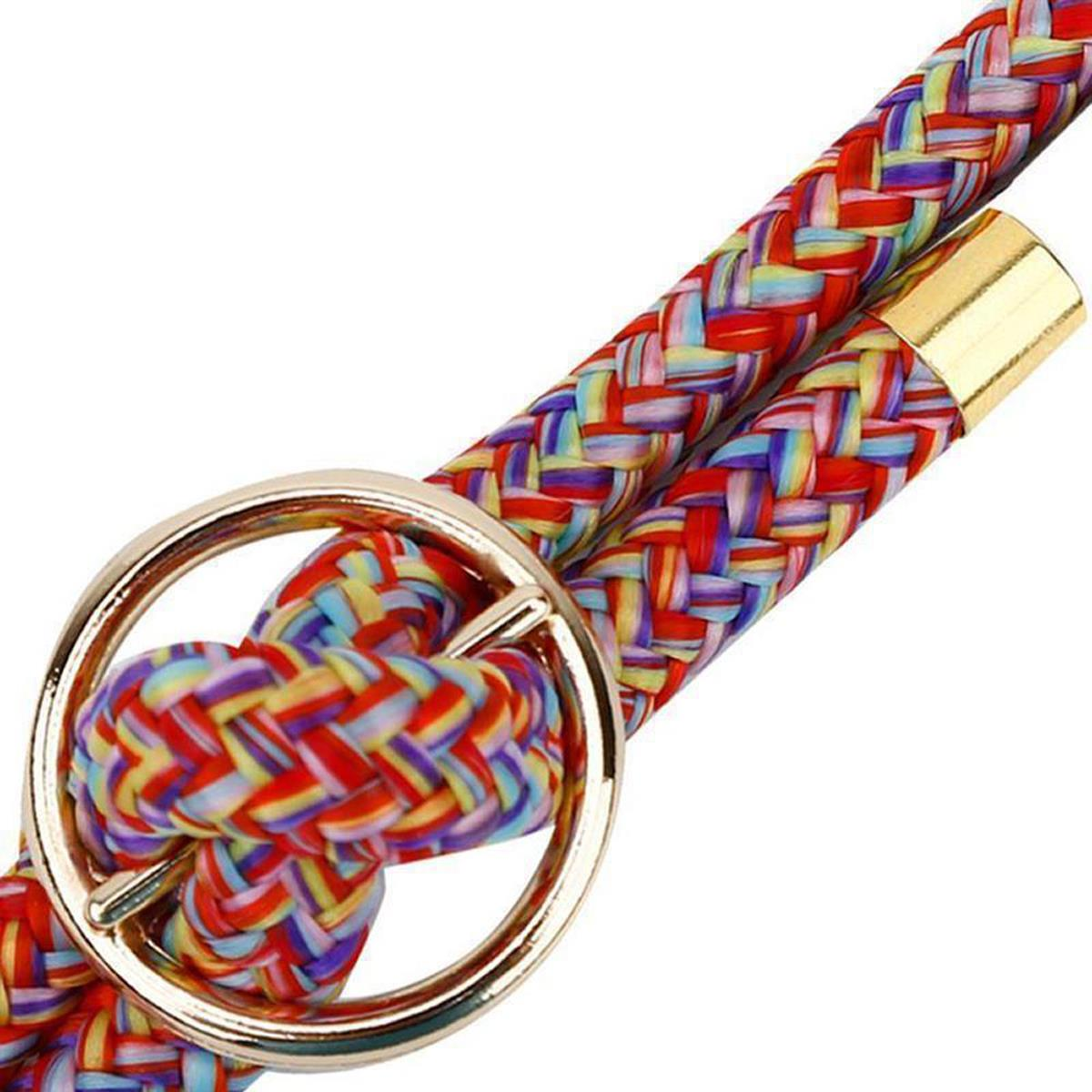 Nahaufnahme eines mehrfarbigen Telefon-Lanyards. Das Lanyard ist mit einem Goldring und goldenen Metallenden befestigt.