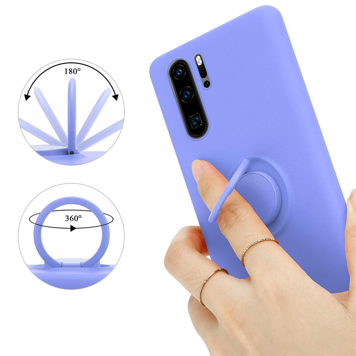 Una mano che tiene un telefono lavanda. C'è un anello e un supporto sul retro.
