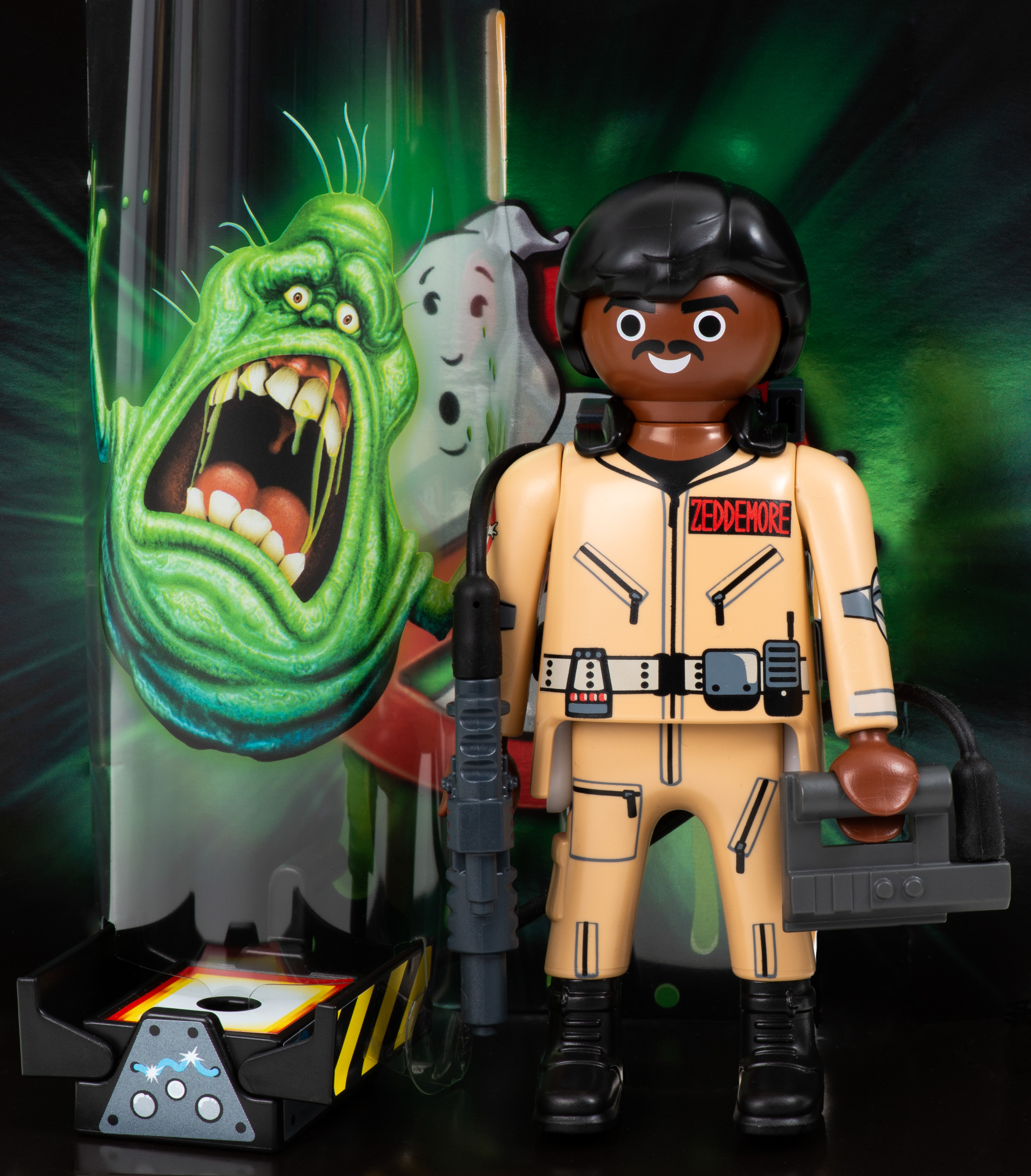 Playmobil-Figur eines Ghostbusters, stehend vor einem Geist und einer Geisterfalle.