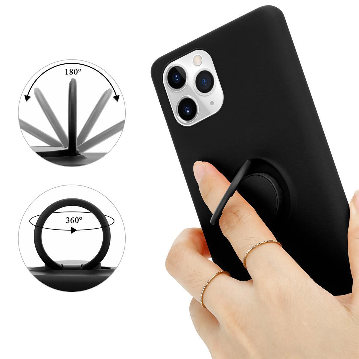 Eine schwarze Handyhülle mit Ringständer. Eine Hand, die sie hält, mit zwei Ringen an einem Finger.