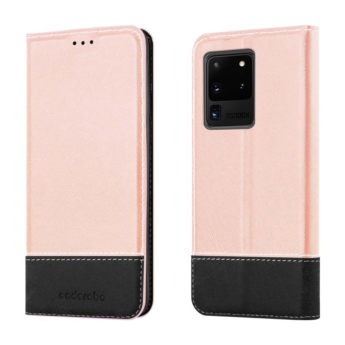 Una custodia per telefono in pelle rosa, con la parte inferiore nera, è aperta, mostrando il telefono e le sue caratteristiche. Sfondo bianco.