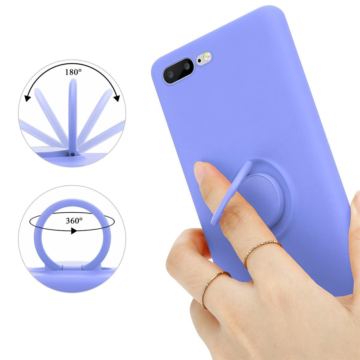 Un telefono viola con un supporto ad anello e una mano con anelli.