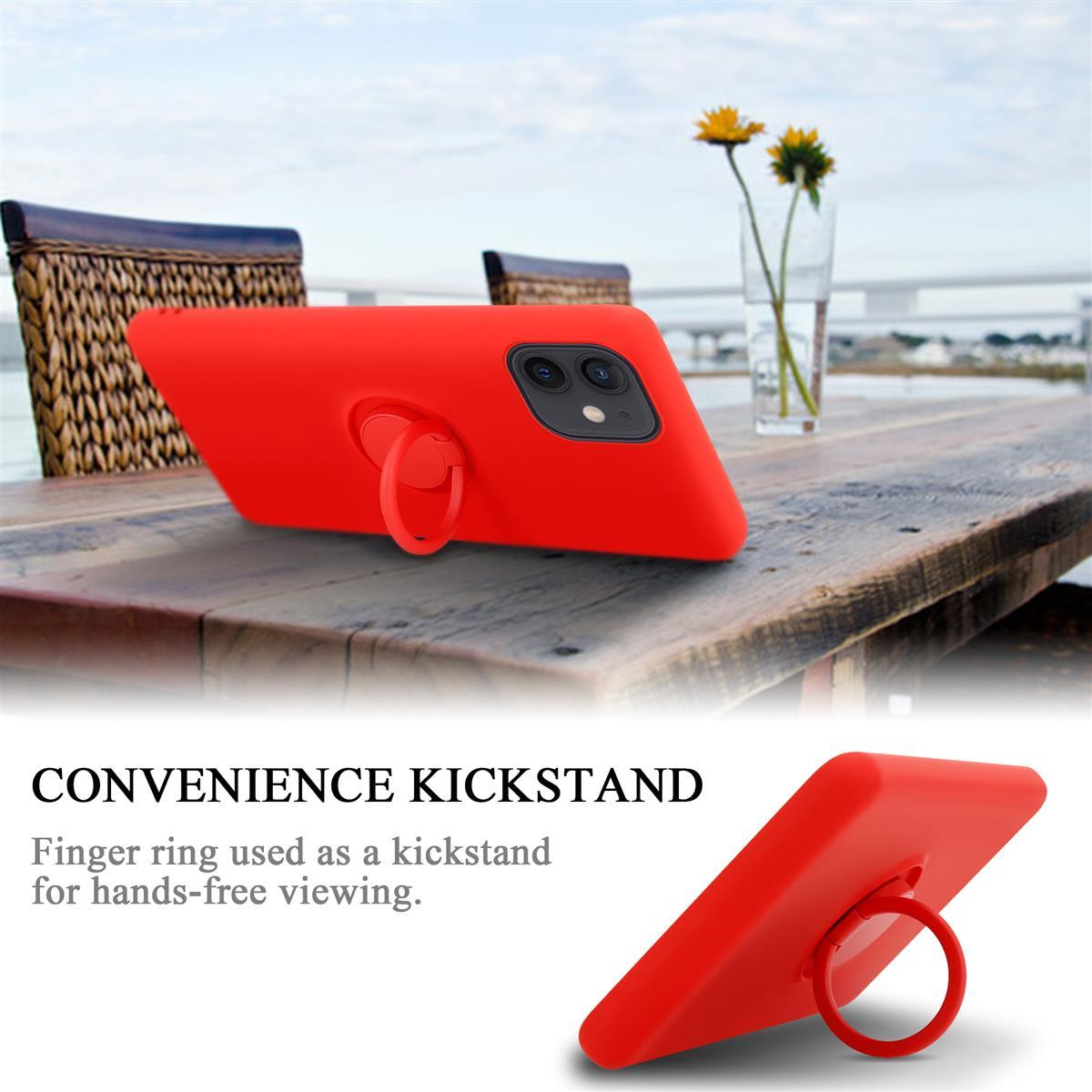 Rote Handyhülle auf einem Holztisch. Eine Blumenvase im Hintergrund. Die Verwendung des Ringständers wird gezeigt.