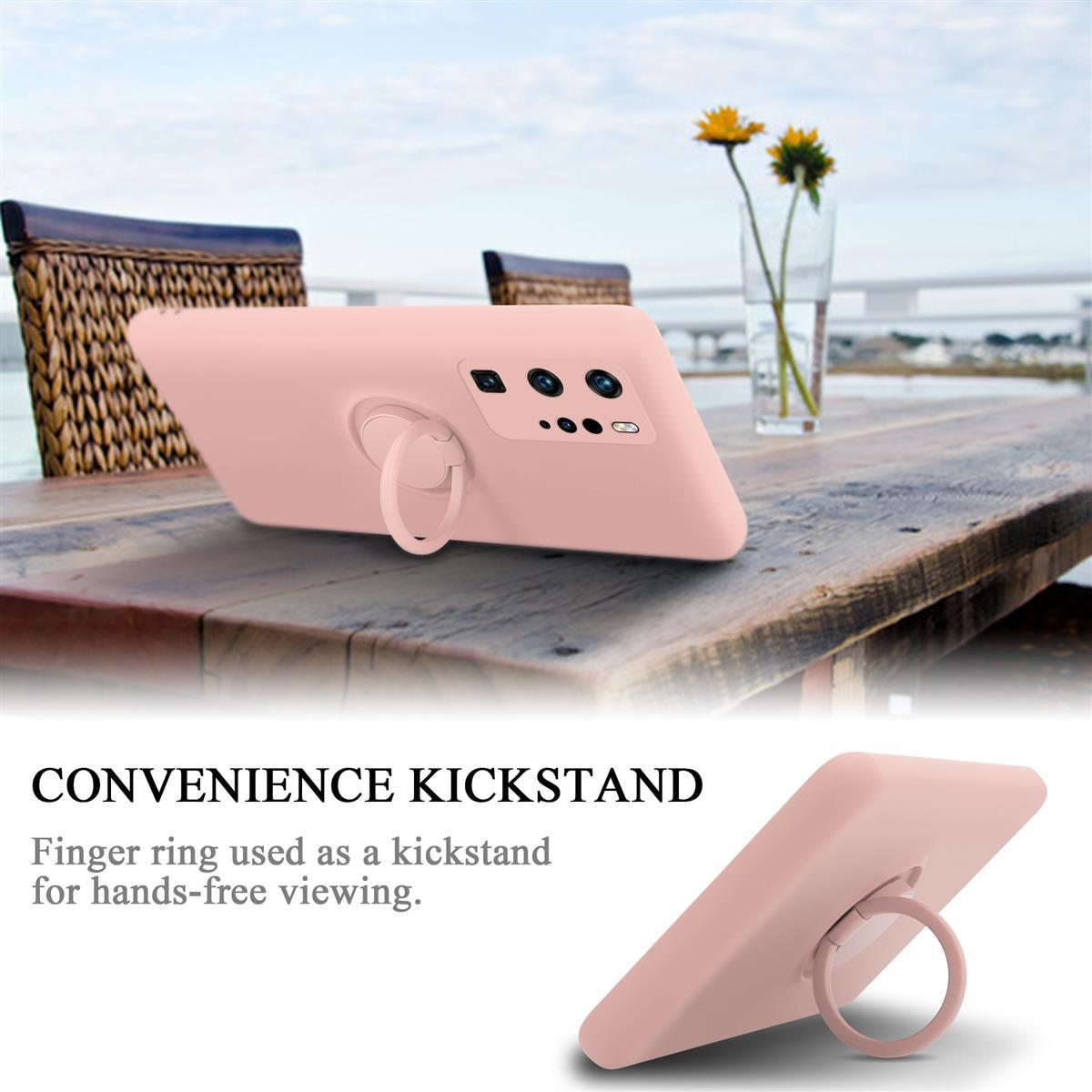 Una custodia rosa per telefono con supporto ad anello su un tavolo di legno. Fiori e testo sullo sfondo.