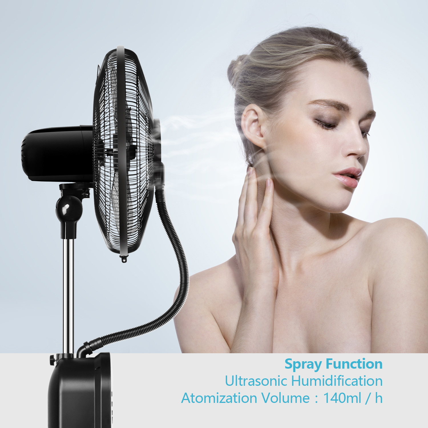 Volto di una donna con un ventilatore. Testo: 'Funzione spray', 'Umidificazione a ultrasuoni', 'Volume di atomizzazione: 140 ml/h'.