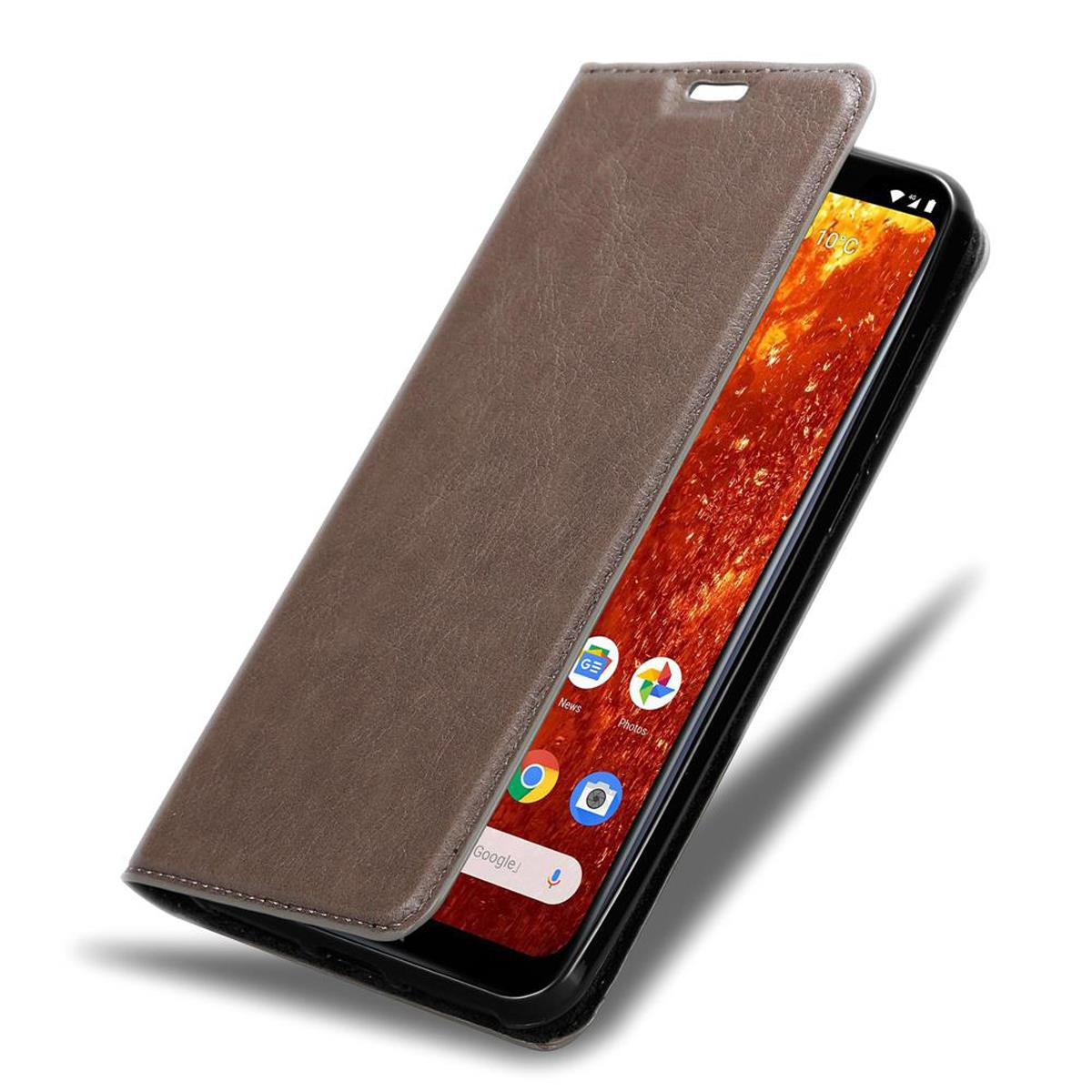 Braune Leder-Handyhülle, geöffnet. Der Bildschirm zeigt eine App-Oberfläche.