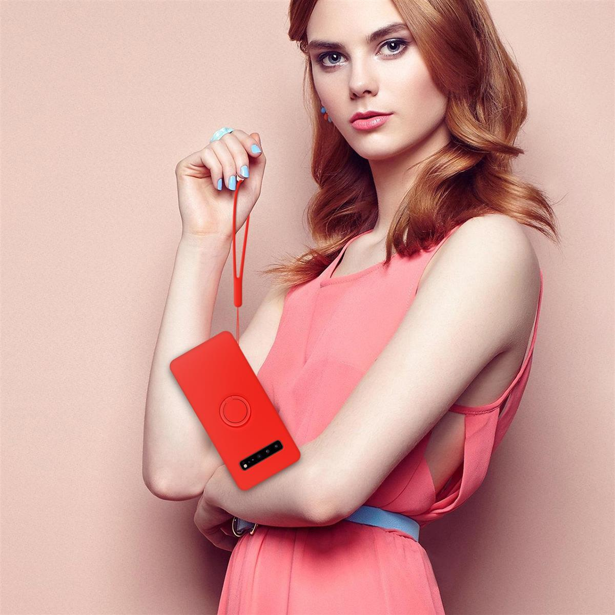 Donna che tiene una custodia rossa con un cordino rosso. Sfondo rosa. La custodia ha un pulsante circolare rosso.