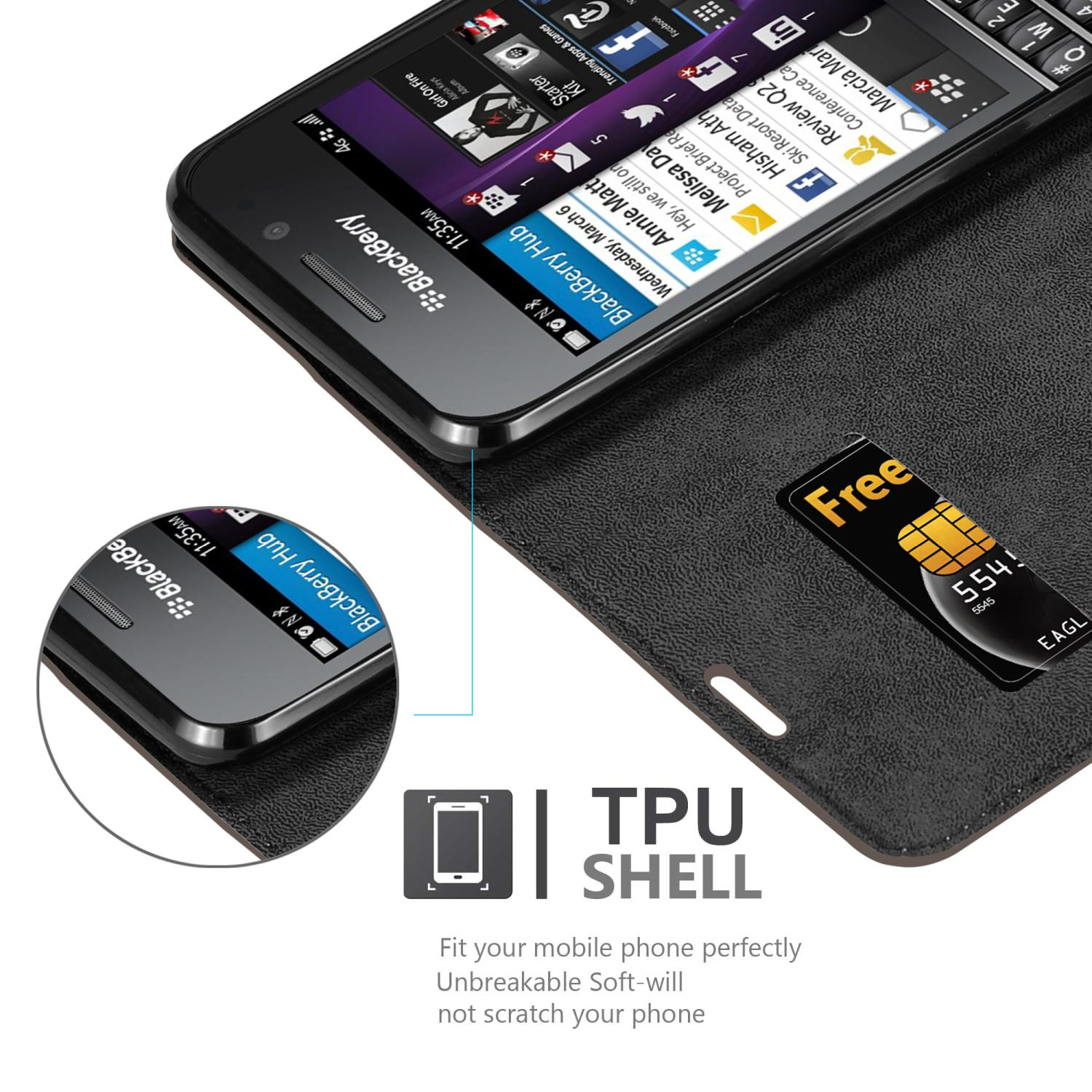 BlackBerry-Telefon in einer Hülle, mit einer SIM-Karte. Text sagt "TPU SHELL". Bildschirm des Telefons sichtbar.
