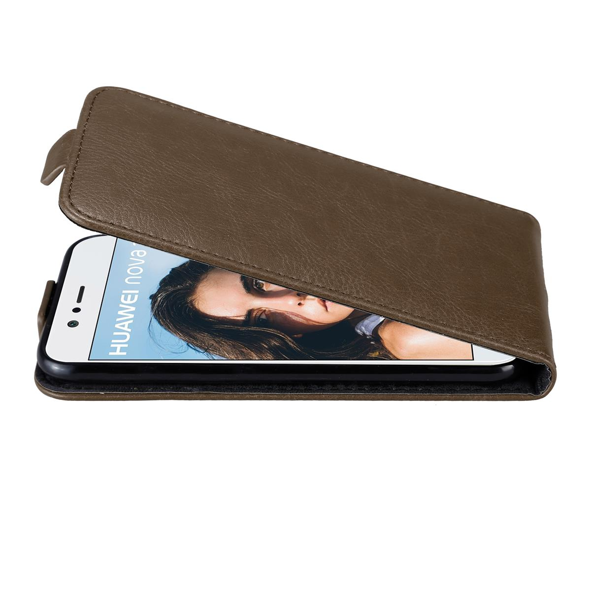Telefon in brauner Hülle, offen. Der Bildschirm zeigt das Gesicht einer Frau mit Huawei nova-Logo.