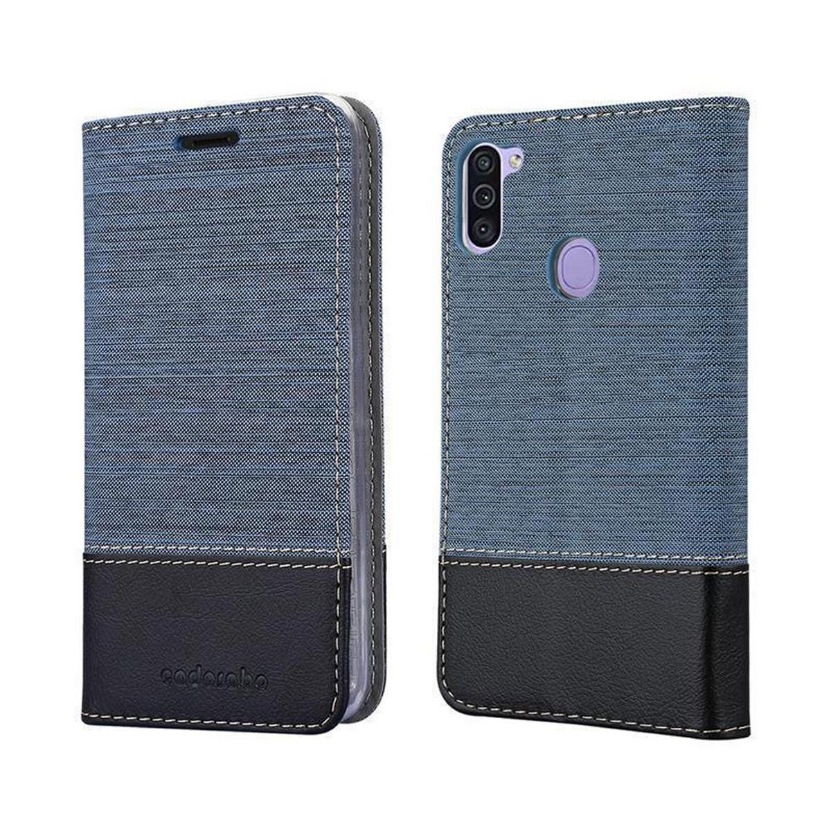 Custodia per telefono in jeans blu e pelle nera, aperta e chiusa. Sfondo bianco, ben illuminato.