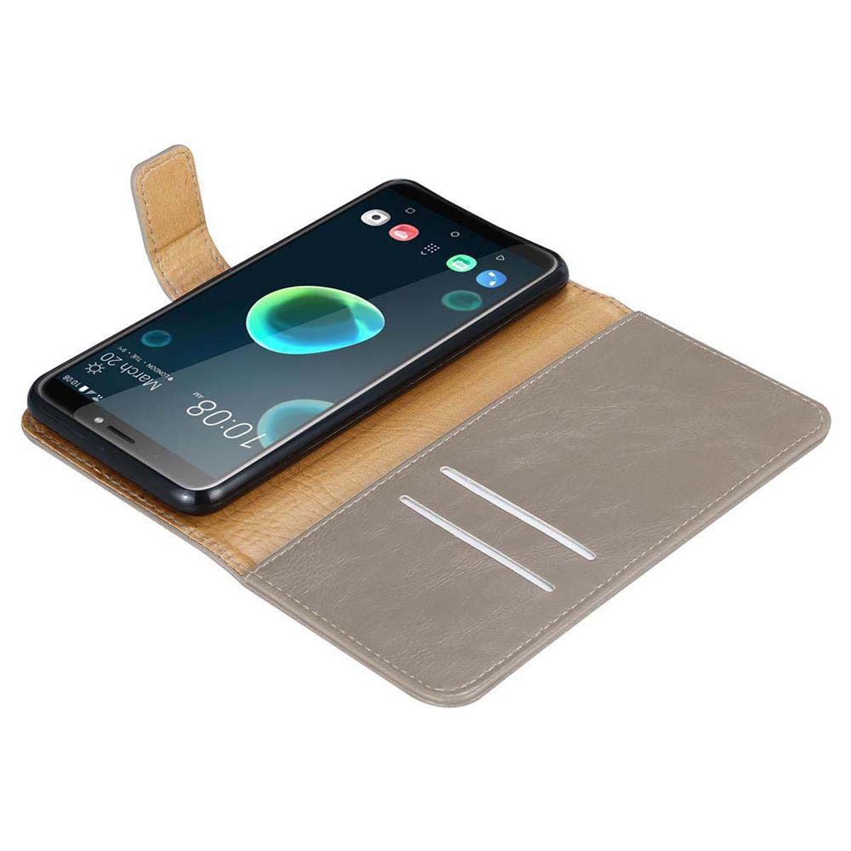 Schwarzes Smartphone in brauner Hülle, offen. Der Bildschirm zeigt Datum und Uhrzeit. Hülle liegt auf weißer Oberfläche.