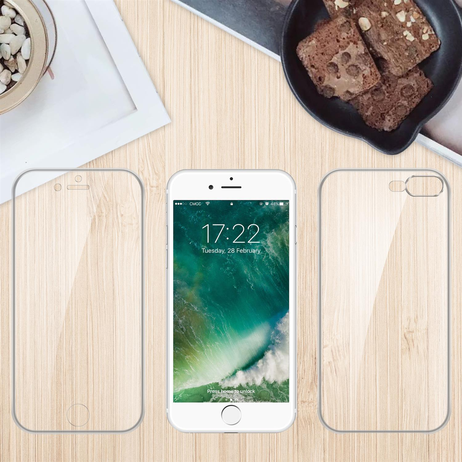 Telefono con protezioni schermo e custodia su una superficie di legno. Brownies e pianta sullo sfondo.